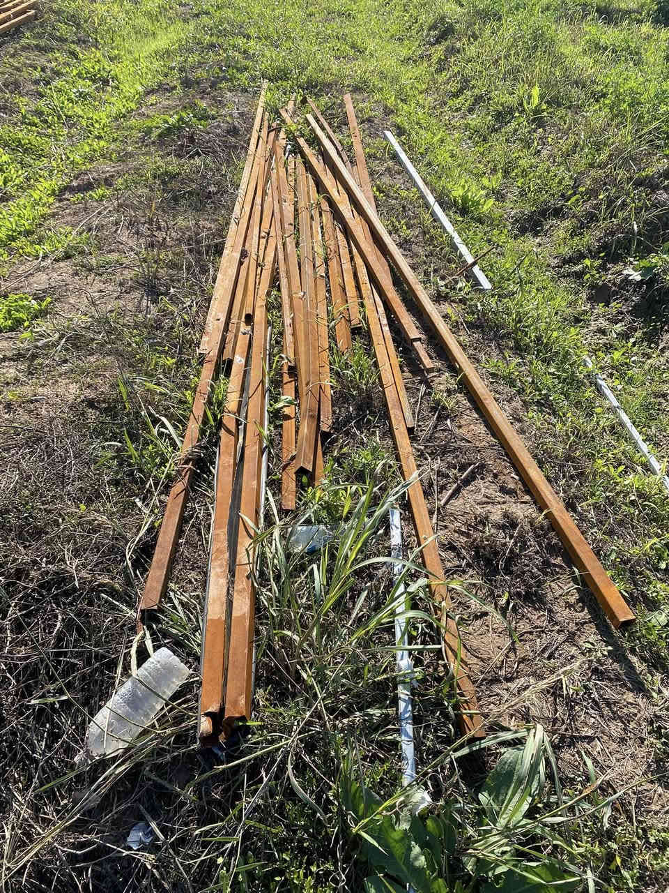 السلام عليكم حديد للبيع ع متر أبيع المغلون المتر ب2الف والعادي متر بألف ونص والرفيع المتر بألف والي يأخذهن شلع بيهن مجال ***********واتساب واتصال
