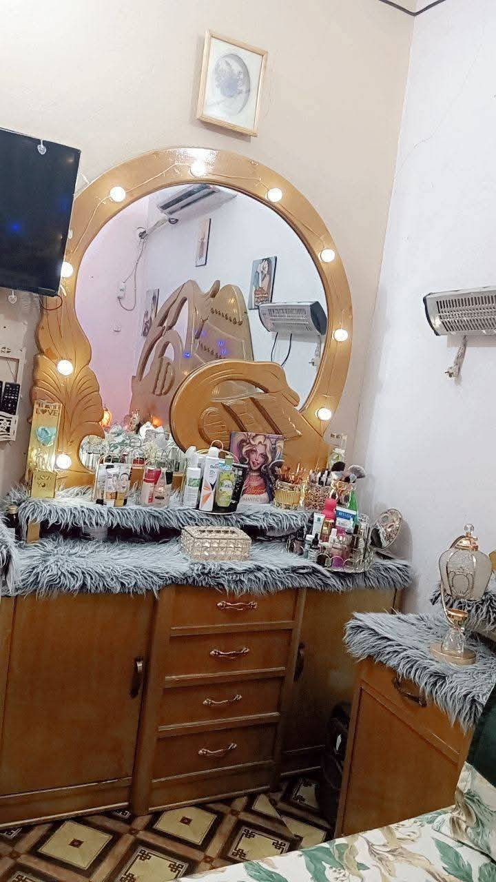 غرفه للبيع  السعر 500 وبيها مجال ***********

