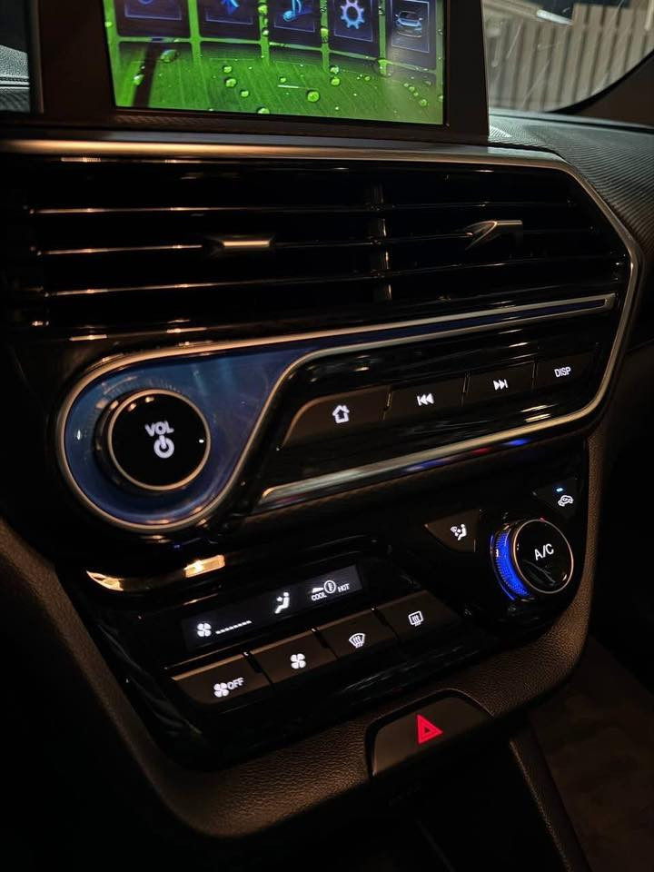 السلام عليكم … للبيع شانجان السڤن  2025 
ماشيه 10 الاف فقط 

جديده جدا 

بضمان الشركة سيرفس بشركة 

فتحه 

كامره دواره

شاشه 

سويج عدد2 

دواخل جلد بالجيس 

حساس خلفي 

السعر:  ( 102 ) وبيهه مجال قليل

مكان السياره بغداد

للاستفسار ( *********** )
