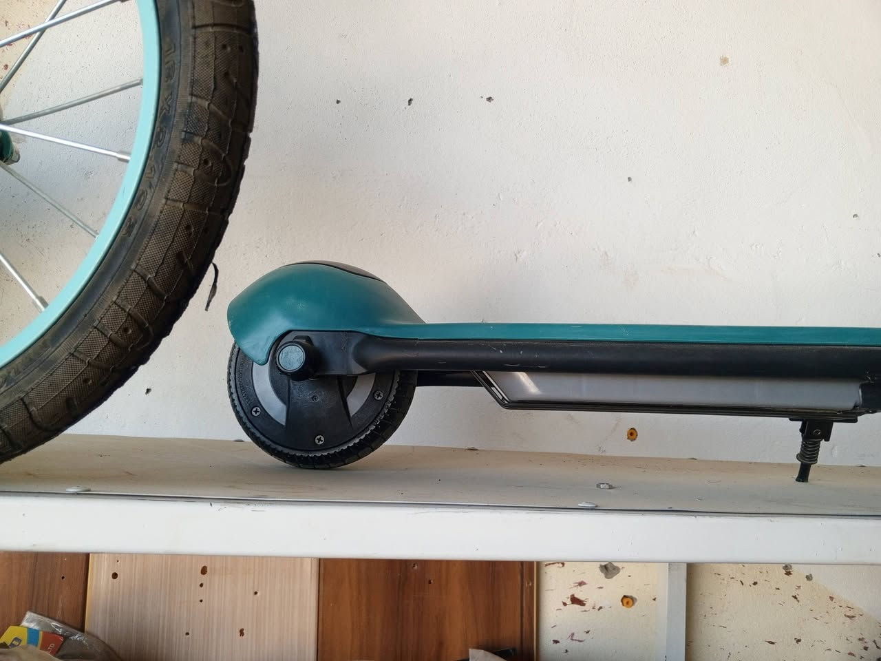 اسلام عليكم سكوتر شحن جديد مامستخدم  للبيع سعر 100بطاريه ليثيوم سرعه 25 بلاتوث رقم الهاتف ***********
