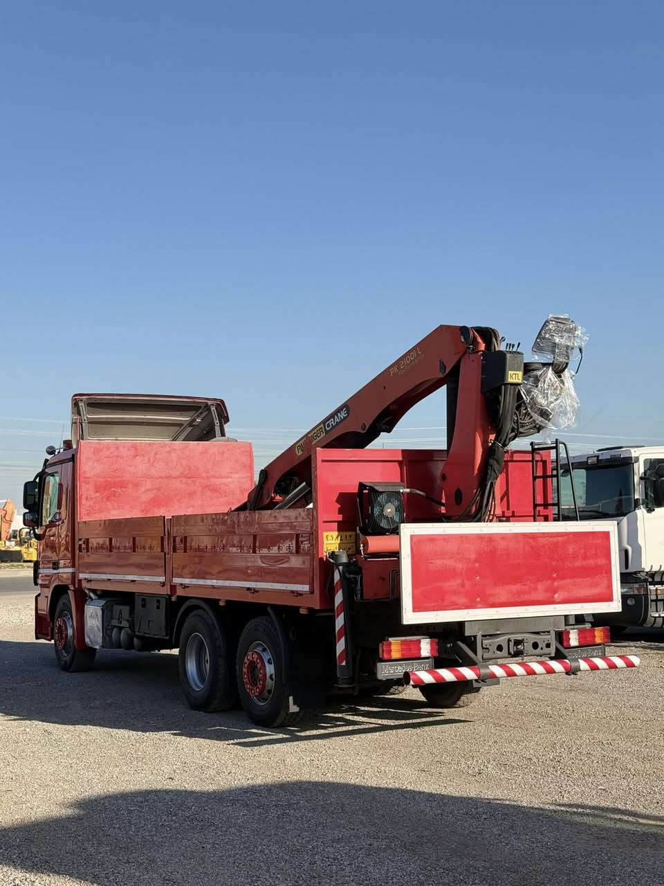 معرض مهدي اربيل
نوع : مارسيدس اكتروس كرين
موديل : 2011
حجم :2541
ألون : احمر 
مواصفات: مارسيدس اكتروس كرين بلوك قمار ربع كرين بالفينكر 21001.  2 سيلايت ليفر حفار استيرن دوار سيار كدام جوبليس 
گير : توماتيك 12 نمر
 العنوان : اربيل  قوشتب تريق كركوك  معرض مهدي اربيل 
***********
***********
