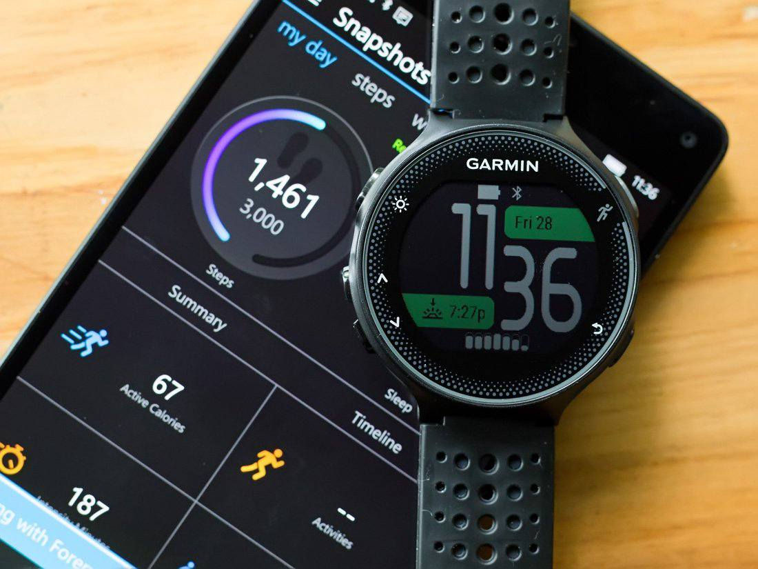 تتميز ساعة Garmin Forerunner 235 بمواصفات تقنية متوازنة تجعلها مثالية للرياضيين، خاصة العدائين، حيث تجمع بين خفة الوزن ودقة التتبع الرياضي.
Garmin Malaysia
Garmin Malaysia
 +1
إليك تفاصيل مواصفاتها وفقاً لموقع Garmin الرسمي ومنصة Amazon: 
Garmin
Garmin
 +1
التصميم والشاشة
الأبعاد الفيزيائية: 45 × 45 × 11.7 ملم.
الوزن: خفيفة جداً بوزن 42 غراماً فقط.
نوع الشاشة: شاشة ملونة بتقنية (MIP) قابلة للقراءة تحت ضوء الشمس المباشر.
حجم الشاشة: قطرها 1.23 بوصة (31.1 ملم) وبدقة 215 × 180 بكسل.
المواد: الهيكل والإطار من البوليمر المعزز بالألياف، مع حزام من السيليكون المريح والعدسة من الزجاج المقوى كيميائياً. 
Garmin
Garmin
 +4
البطارية والأداء
وضع الساعة الذكية: تصل إلى 9 أيام (مع تتبع النشاط والإشعارات ونبضات القلب).
وضع التدريب (GPS): 
 تشغيل نظامي GPS و GLONASS معاً.
الذاكرة: تخزن ما يصل إلى 200 ساعة من بيانات الأنشطة الرياضية. 
Garmin International
Garmin International
 +5
الحساسات والتتبع الرياضي
معدل ضربات القلب: مستشعر بصري مدمج (Garmin Elevate) يقيس النبض من المعصم على مدار الساعة.
أنظمة الملاحة: تدعم GPS و GLONASS لتحديد الموقع بدقة وسرعة عالية.
مقاومة الماء: تصنيف 5 ATM، مما يعني أنها مقاومة للضغط حتى عمق 50 متراً ومناسبة للسباحة والاستحمام.
مؤشرات متقدمة: تحسب الحد الأقصى لاستهلاك الأكسجين (VO2 Max)، ومستشار التعافي، وتوقع أزمنة السباقات. 
Amazon UK
Amazon UK
 +6
الميزات الذكية والاتصال
الإشعارات: عرض تنبيهات المكالمات، الرسائل، وتطبيقات التواصل الاجتماعي عند الاقتران بالهاتف.
تطبيقات Connect IQ: تتيح تخصيص الساعة عبر تحميل واجهات جديدة، أدوات، وتطبيقات إضافية من متجر جارمين.
التحكم بالموسيقى: تتيح التحكم في مشغل الموسيقى بالهاتف (مثل Spotify) من خلال أزرار الساعة.
التوافق: متوافقة مع هواتف iPhone و Android عبر تطبيق Garmin Connect. 
السعر 140


**إذا كنت صاحب هذا الإعلان وتريد حذفه لأي سبب، رجاءا أرسل رسالة إلى الدعم الفني**