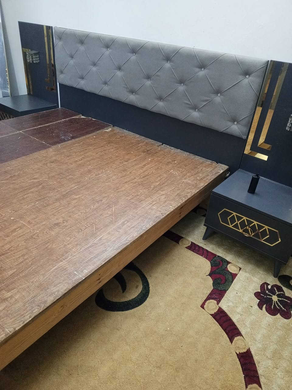 للبيع غرفه اخشاب كامله ونضيفه بلشرط انطيك بيهه مثل متشوفون بالصوره تخم للبيع بلشرط للتصال ***********
