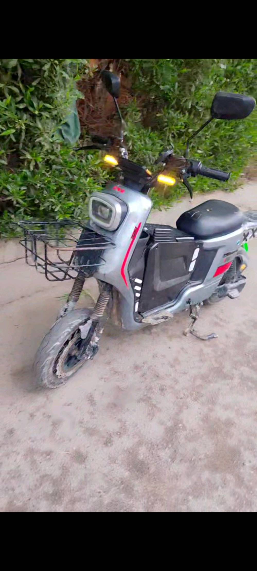 دراجة كهربائية نظيفة وبحالة ممتازة مع بطاريات قوية. مثالية للتنقل داخل المدينة أو الرحلات القصيرة. تتميز بتصميم عملي وعصري مع سلة أمامية لحمل الأغراض. الإطارات في حالة جيدة والفرامل تعمل بكفاءة.