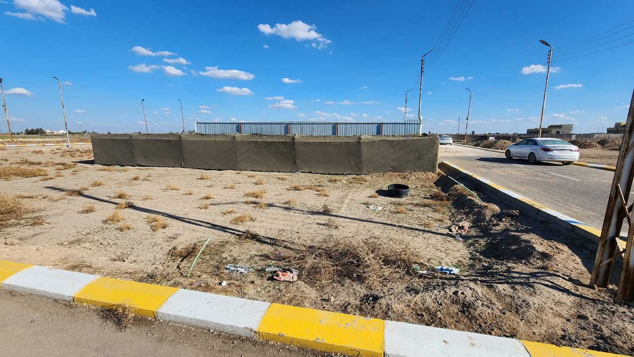 السلام عليكم
قطعة زراعية للبيع على طريق الدغارة في مجمع النرجس 
الخدمات / ماء + كهرباء وإنارة + تبليط وأرصفة
المجمع مسكون وبيه حركة بناء قوية ومأهول بالسكن 
القطعة مسيجة سياج درجة أولى وجديد (بي آر سي + جادر)
ارتفاع السياج / مترين ونص 
المساحة 200 متر مربع
الواجهة  10      النزال  20 
للإستفسار *********** واتساب
