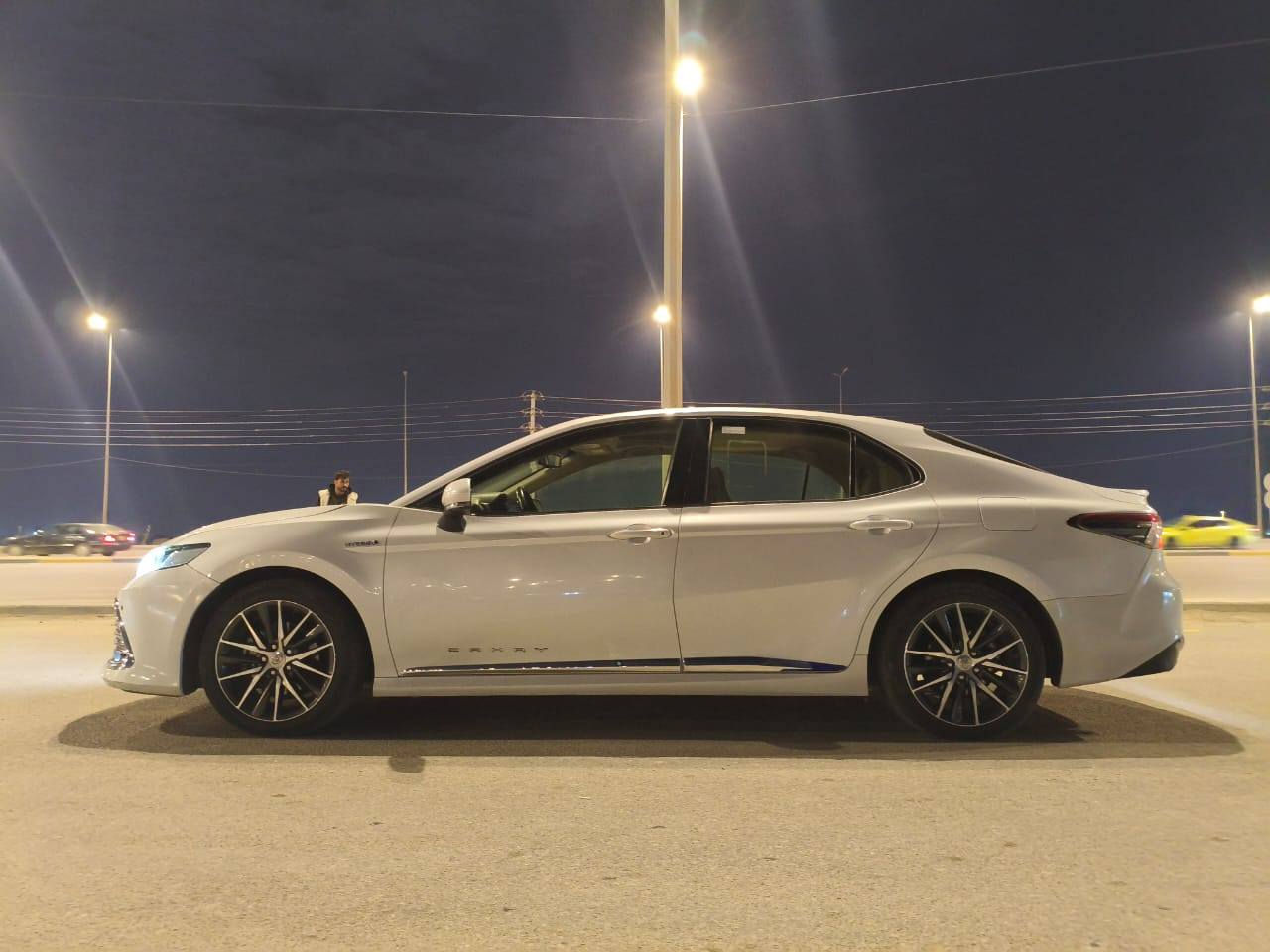 سلام عليكم كامري موديل 2023 هايبرد وكاله عبد لطيف فول مواصفات 
فتحه 
حساسات 
مري شفط
تحكم ستيرن
3 وضعيات قياده
شاشه 
مانع انزلاق
بصمه 
بعد هواي مواصفات حلوا 
سياره بيها بنيد مبدل 
وبيه باردين واحد باب سايق وثاني بجاملغ الخلفي جهت سايق بدون دواخل شواصي سليمه ولرانكيتات سليمه مكينه وكير حلوا شلعه ومعدل بشرط سعر 230 وبيها مجال للشراي مكاني كربلاء ***********
***********
