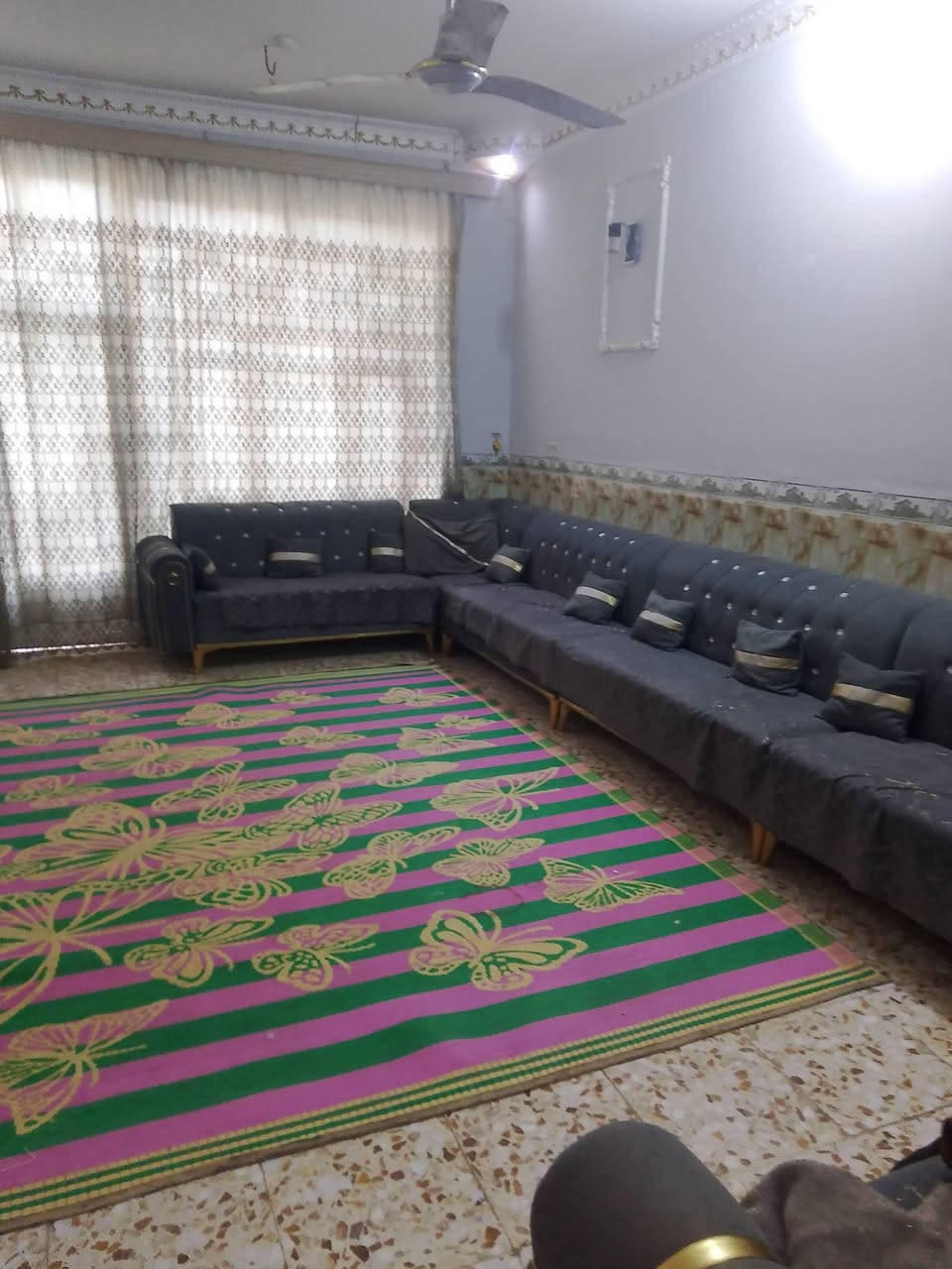 دار للبيع المساحه 190 متر متكون من غرفتين وكنيدور واستقبال ومطبخ وصحيات خارجيه لبيت كامل اي نقص مابي العنوان الباشليه قرب مولدة ليث الاستفسار ***********
