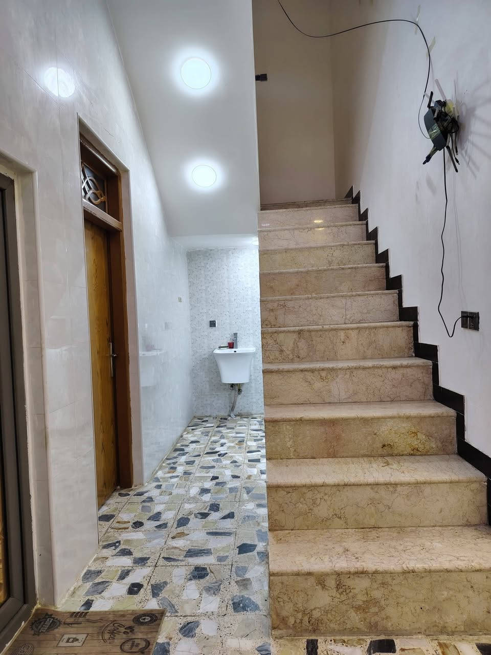 البيت للبيع 📍
مساحه 150متر 
حرف L
يتكون البيت من .... 
عدد الغرف 4
استقبال 
صاله عدد 2
مطبخ 
صحيات عدد 3
اساس البيت صب كونكريت مسلح (رفت)
البيت درجه اولى 
بناء البيت سنه 2024
للاستفسار ***********
او تواصل خاص
