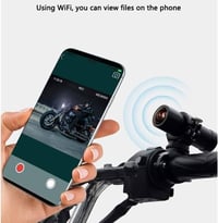 لكاميرا خوذة دراجة نارية أو كاميرا رياضية   صغيرة محمولة (DVR). يُظهر ...