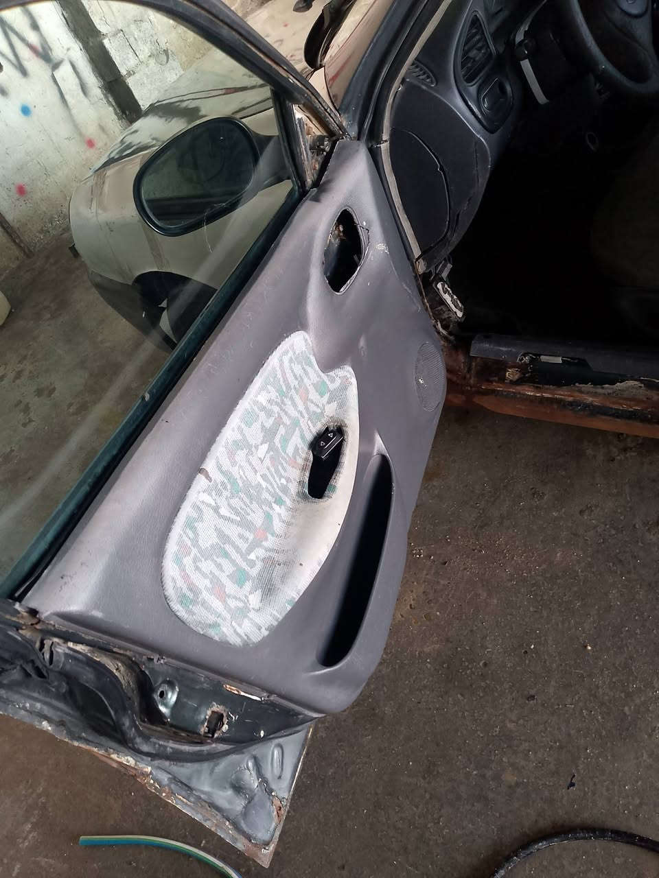 السلام وعليكم 
دايو لانوس للبيع موديل 1996 رقم ديالى سنويه صاقطه محرك وكير زينات تحويل ثاني يوم السعر 19وبيه مجال 
المكان عامرية الفلوجه رقم تلفون 
***********
