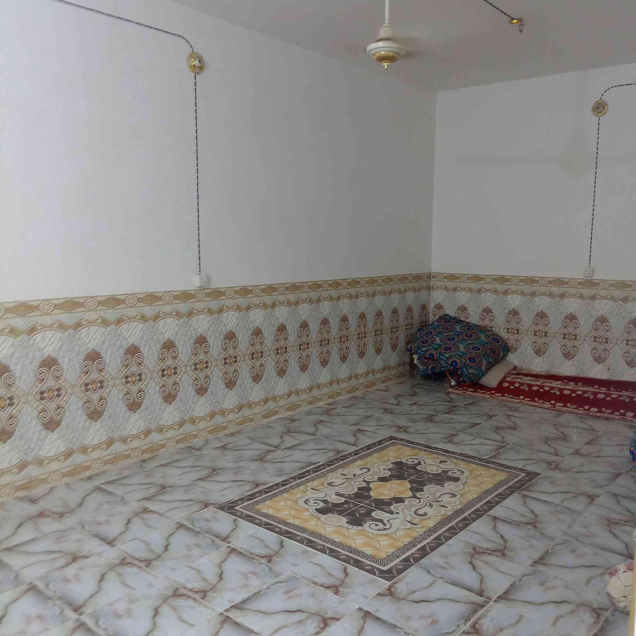 السلام عليكم ورحمة الله وبركاته بيت للبيع ١٥٠ متر البنا طابوك وصب مركزي وعالي عن شارع قرب مدرسه امين الله بلحولي 
٢غرف
براني وصاله ومطبخ وصحيات وساحه
***********
