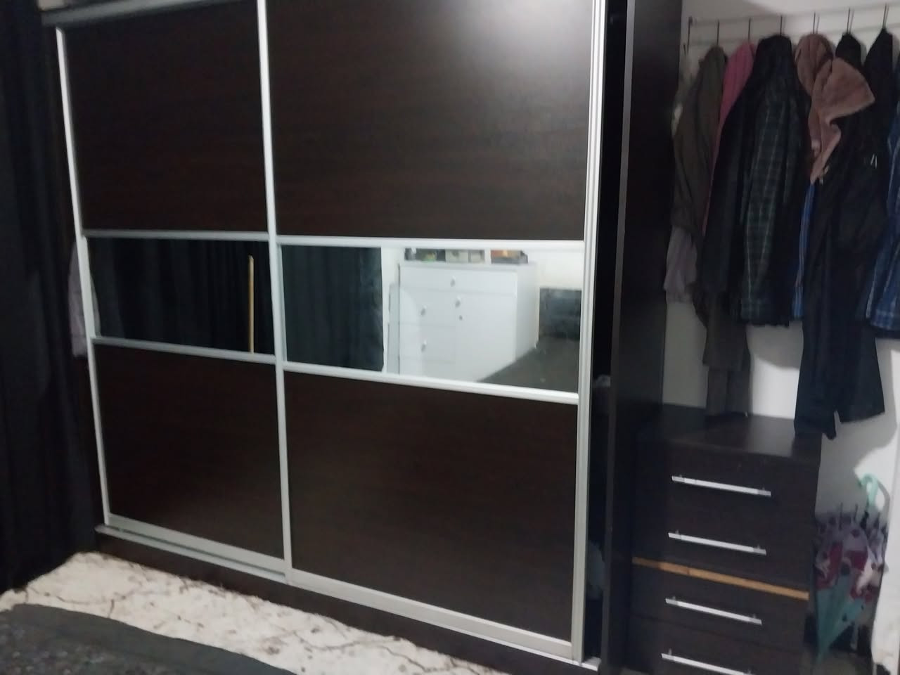 غرفة نوم نفرين تركي نظيف جدا مع دوشك بدون ميز تواليت هي و فتح و تركيب و النقل على ٢٥٠ الف  مكان السليمانية 
_________
ژوری نوسته ن ۲ نه فه ری  تورکی له گه ل دوشه ک به بی میزی توالیت ب که رده نه و به سته ن و گه یا نده ن ۲٥٠ هه زار شوين سليمانى 
***********
