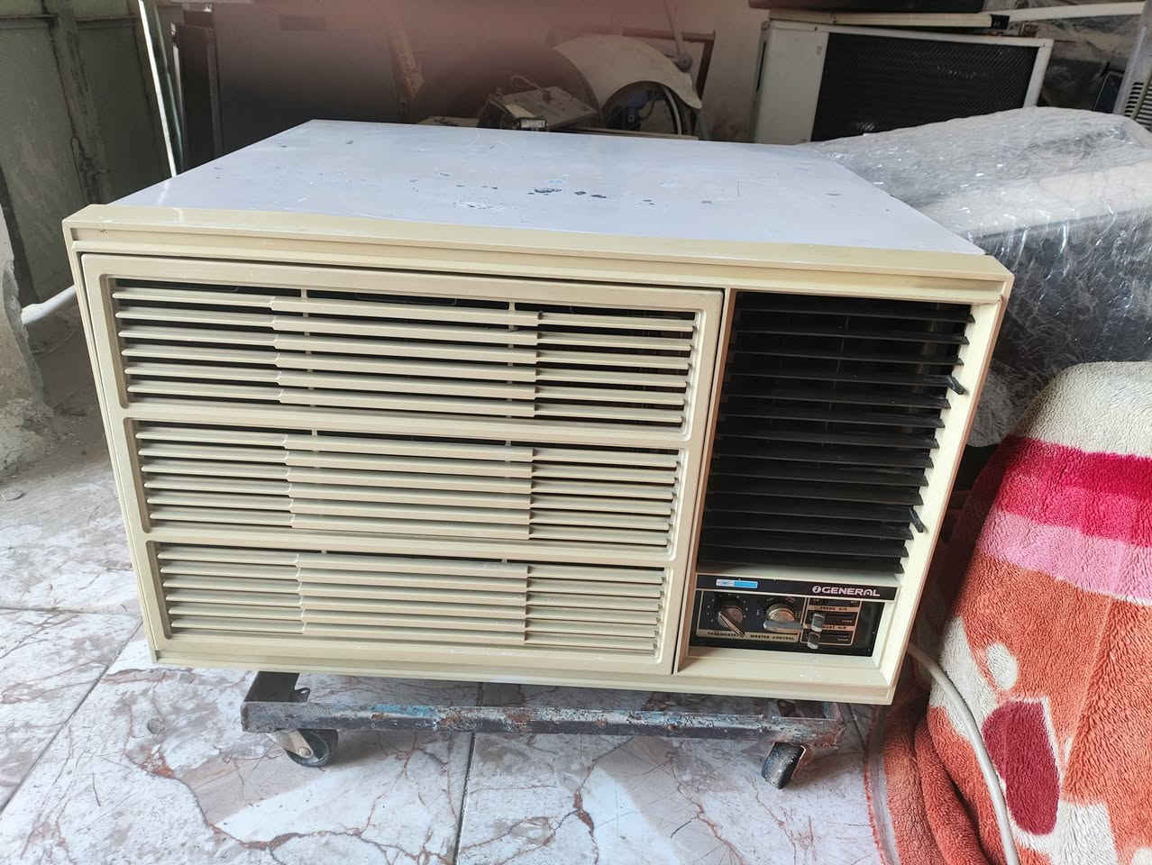 السلام عليكم مكيف جنيرال للبيع طن ونص نضيف اتصال  ***********
