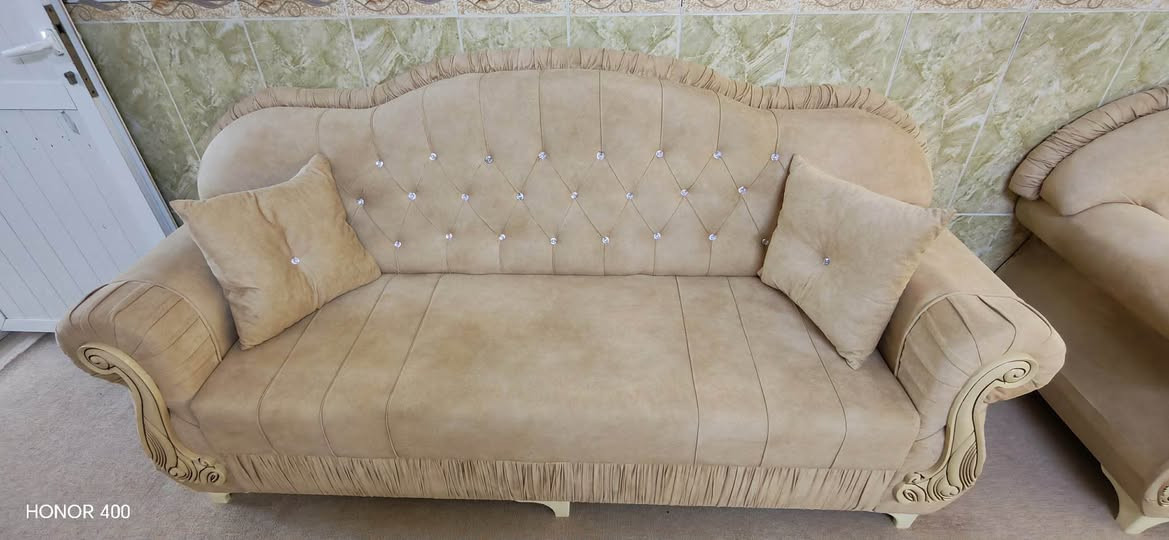 قەنەفەی ژۆری میوان بابەتێکی خاوێن و جوان و تایبەت هیج شوێنێکی نەدڕواوە و بێ عەیبە (٢ تاکی٣ نەفەریە)(٢ تاکی ١ نەفەری)(١ تاکی ٢ نەفەریە) معامەلەی تێدایە هەرکەس خوازرایە لە خزمەتین 
***********
لە هەولێر أربيل, العراق
