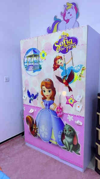 غرفه أطفال بناتي 💓💞 نظيفه جداً 
شخط بسيط  من المعمل 
سرير نفر  طبع حراري دبل مجر تحت السرير ١٩٠*٩٠ 
+ ميز جانبي للسرير ٢ مجرات 
كنتور ٣ أبواب
ميز تواليت + طابورية 
مرايا 🪞جانبيه شكل دب 
+ موكيت باللون الوردي   وبردة  شباك بسعر رمزي مع الغرفه 
سعر الشراء كامل مليون دينار سعر البيع ٦٥٠ الف 🔐 قفل 
مده الاستخدام سنه وشهر 
***********
