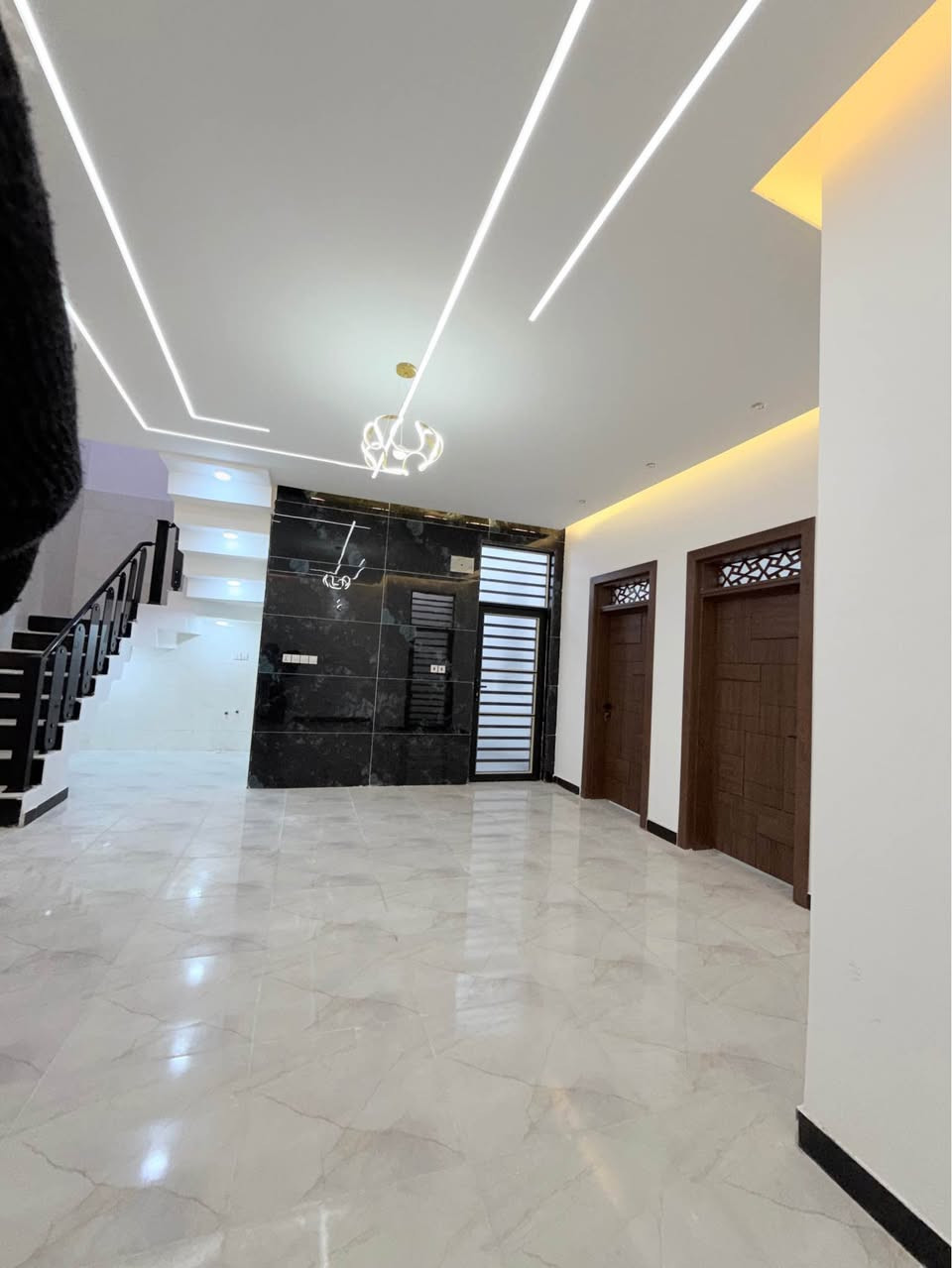 دار للبيع مساحه ١٥٠ متر طابو زراعي مقابل ملحق قريه الغدير يبعد عن الشارع العام ١٠٠ متر البيت جديد غير مسكون شغل درجه اولى يحتوي علا غرفتين وصاله ومطبخ واستقبال وصحيات داخليه وخارجيه كافه الخدمات متوفره تبليط لباب البيت السعر ٧٢ مليون وبي مجال بسيط للاستفسار *********** النجف, العراق
