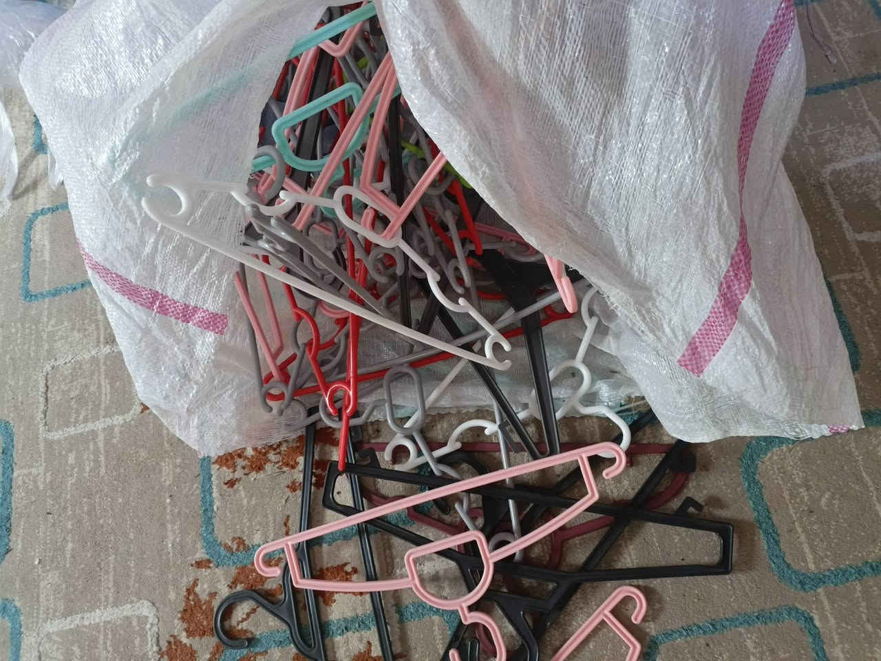 تعاليك ملابس ٥٥٠ تعلاكه ابيعهن شلع ١٠ بالف كلهن نضيفات مابيهن مكسر مكاني المقدادية حي الشهداء ***********
