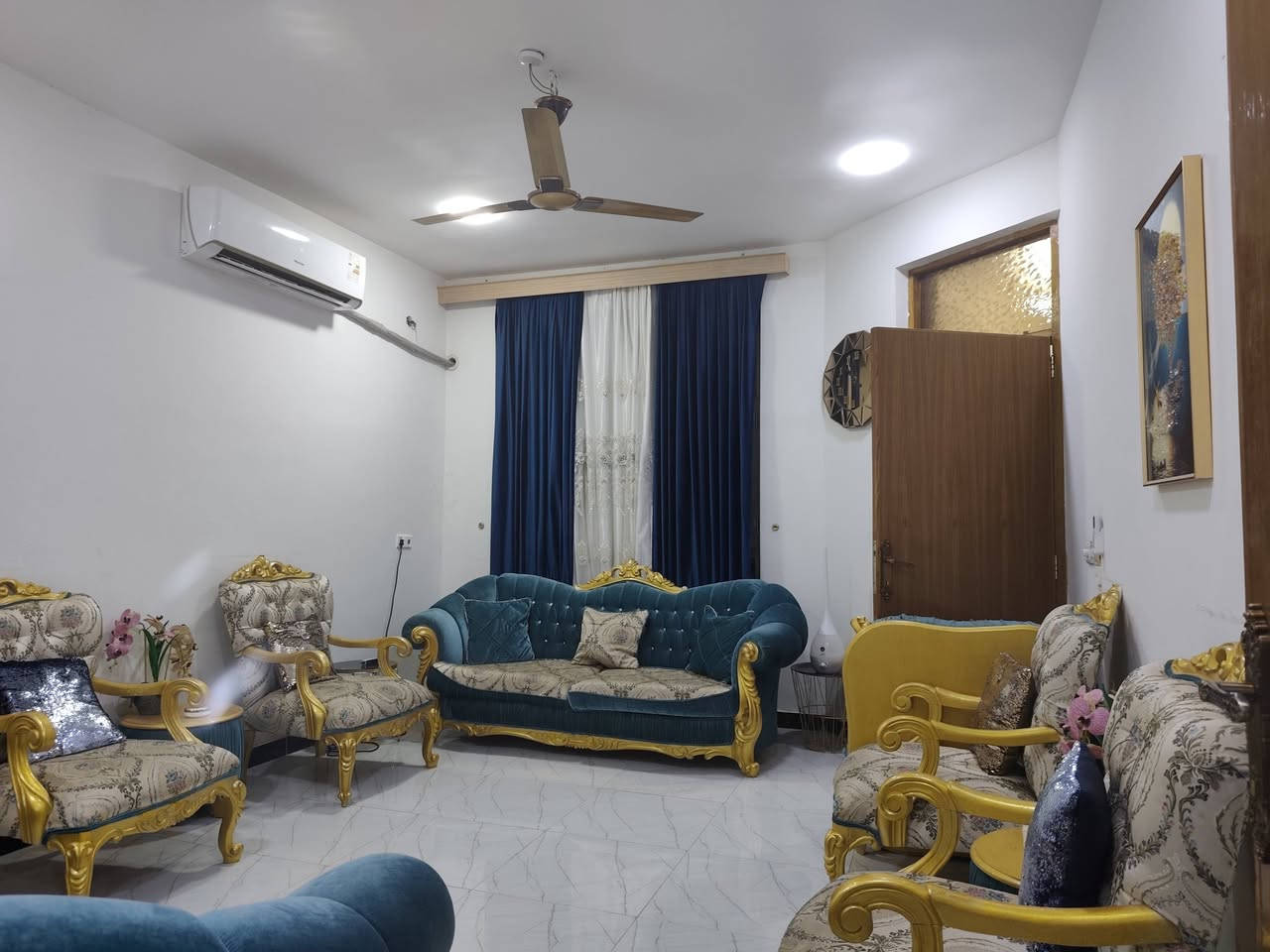 دار سكن للبيع
مجمع الرواد السكني . 
مقدمه. 100 باقي 100 شهريا 550 
طابق واحد جاهز للسكن . 
للاستفسار الاتصال احمد الخناق *********** .
