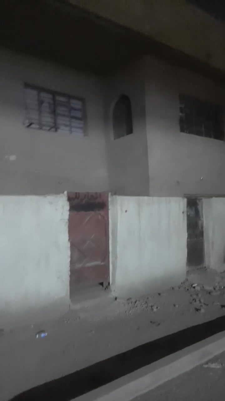 🏡🔥 فرصة استثمارية نادرة للبيع في بغداد – الدورة / شرطة ابو طيارة شارع البريد 🔥🏡
📍 الموقع: بغداد – الدورة شرطة ابو طيارة شارع البريد
على شارع رئيسي حيوي ومخدوم بالكامل
يبعد حوالي 10 دقائق عن محكمة الدورة وقريب من مكاتب وشيوخ شرعيين 
📐 المساحة الكلية: 375 متر مربع
🏠 الواجهة: 15.5 متر (واجهة عريضة ومميزة جداً) 
💡 تفاصيل العقار:
✔ بيت قائم ومقسم إلى 3 وحدات سكنية مستقلة
✔ كل وحدة قابلة للإيجار بشكل منفصل
✔ مناسب للاستثمار (دخل شهري جاهز) أو للسكن 
🌟 المميزات: 
• موقع استراتيجي على شارع رئيسي 
• قريب من مدارس يبعد 5 دقائق فقط (ابتدائي ومتوسط) 
• قريب من صيدلية، فرن صمون، مولدة كهرباء تبعد عنهم دقائق 5 الى 8 
• منطقة مخدومة بالكامل وسكنية مرغوبة 
• قربه من مناطق حيوية وجامعات (15–30 دقيقة تقريباً) 
• تشجير خلفي بسيط متنفس للعائلة خاص بالمنزل 
💰 فرصة مثالية للمستثمرين:
العقار جاهز لتحقيق دخل شهري من الإيجار (3 وحدات) مع الحاجة لتعديلات متوسطة من تنظيف منزل بسبب متروك مع ترتيب داخلي مثل الصبغ بعض الامور خفيفة
🎯 مناسب لـ: 
• مستثمرين عقاريين 
• أصحاب مشاريع (صيدلية، عيادة، مكاتب) 
• سكن + استثمار بنفس الوقت 
💵 السعر: 935,500,000 دينار عراقي (قابل للتفاوض) 
📞 للتواصل: (***********)
متوفر ايضاً و اتساب وتلكرام. 
🚨 تنبيه: العقارات بهكذا موقع وواجهة عريضة وتقسيم جاهز نادراً ما تتوفر في السوق الا القليل
