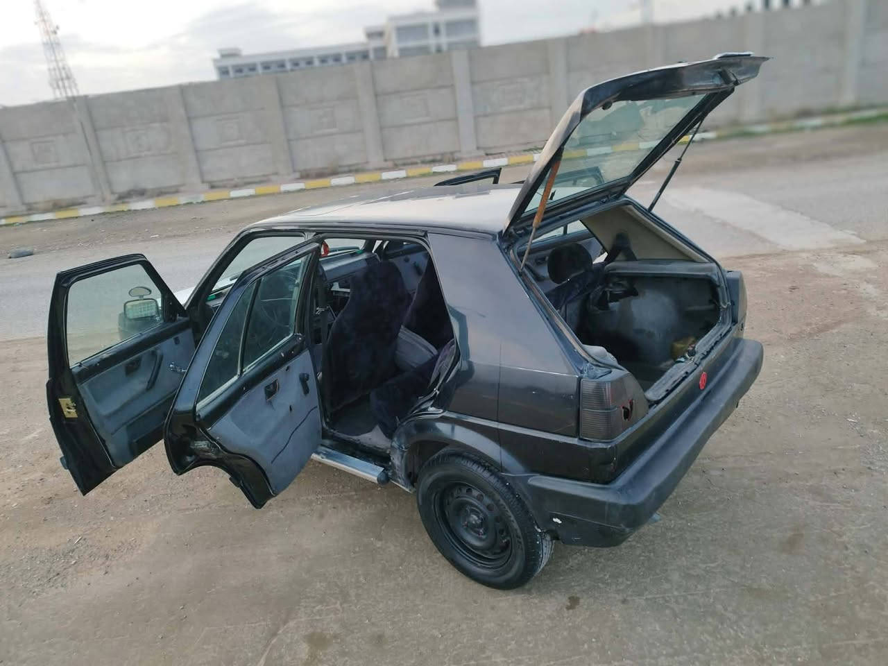 السلام عليكم عندي سياره كولف موديل 1990 تايرات جديد كير مكينه بشرط بطاريه جديد شرطه  تحويل شراي يخابر أو رقم ***********
