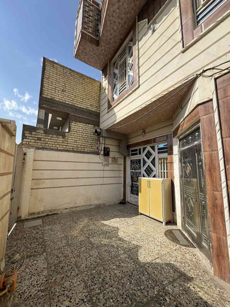 السلام عليكم 
دار في حي المهندسين 
100م 7 في نزال 14.3 طابقين بناء حديث صب 
يحتوي ع ٣ غرف نوم و٣ مجمعات صحية
رايدي بسعر 210 مليون وان شاء الله بي مجال
***********
