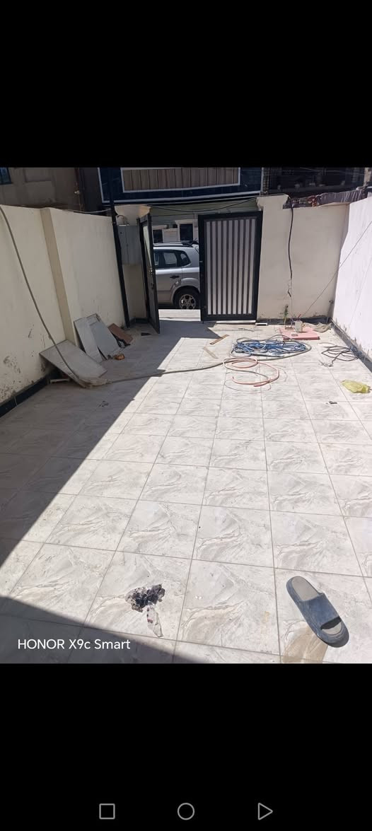 عقار للبيع ١٠٠م/واجهة /٤/يتكون من /٣/غرف نوم /+صالة +مطبخ خدمات /البيت نظيف /موقع ممتاز /شرطة الخامسة /خلف /جامع الجميلي /الاستفسار على هذا الرقم /***********/السعر مناسب /×××

