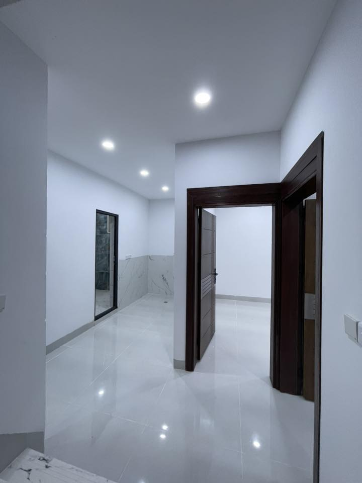 دار للبيع من طابقين بناء حديث Zeroفول ملكي مبني بأحدث المواد والمواصفات الهندسية ارضيه مرمر مغربي فول 
الكهرباء نظام فوتو سيل  دبل جام  تبريد مركزي نظام كامرات  فول مواصفات

 #طابو ملك صرف بأسم شخص واحد 

#المساحة :- 99 متر             #واجهة 8 متـــر  

الموقع:- كركوك_ طريق بغداد _ قرب مطعم  سبايسي 

حيث يحتوي الطابق الاول على استقبال وهول مفتوح عل مطبخ وغرفه نوم 🛌 مطبخ حار بارد وصحيات ومناور   🚗 
والطابق الثاني:-  3غرف نوم حمامات وبلكونات عدد 2 ذات إطلاله جميله على حديقة عامة وبيتونة مخزن  

💵السعر  مناسب  جداً جداً 💵 للأتصال ***********

#موقع الشركة كركوك حي عدن مجاور الجنسية الجديدة 
 ومجاور اسماك البغدادي عمارة البحرين 

 🏦شركة الجوهرة للعقارات والمقاولات  🏦 
  
 📞للأتصال ***********

✅نستقبل جميع عروضاتكم السكنيه والتجاريه في كركوك
