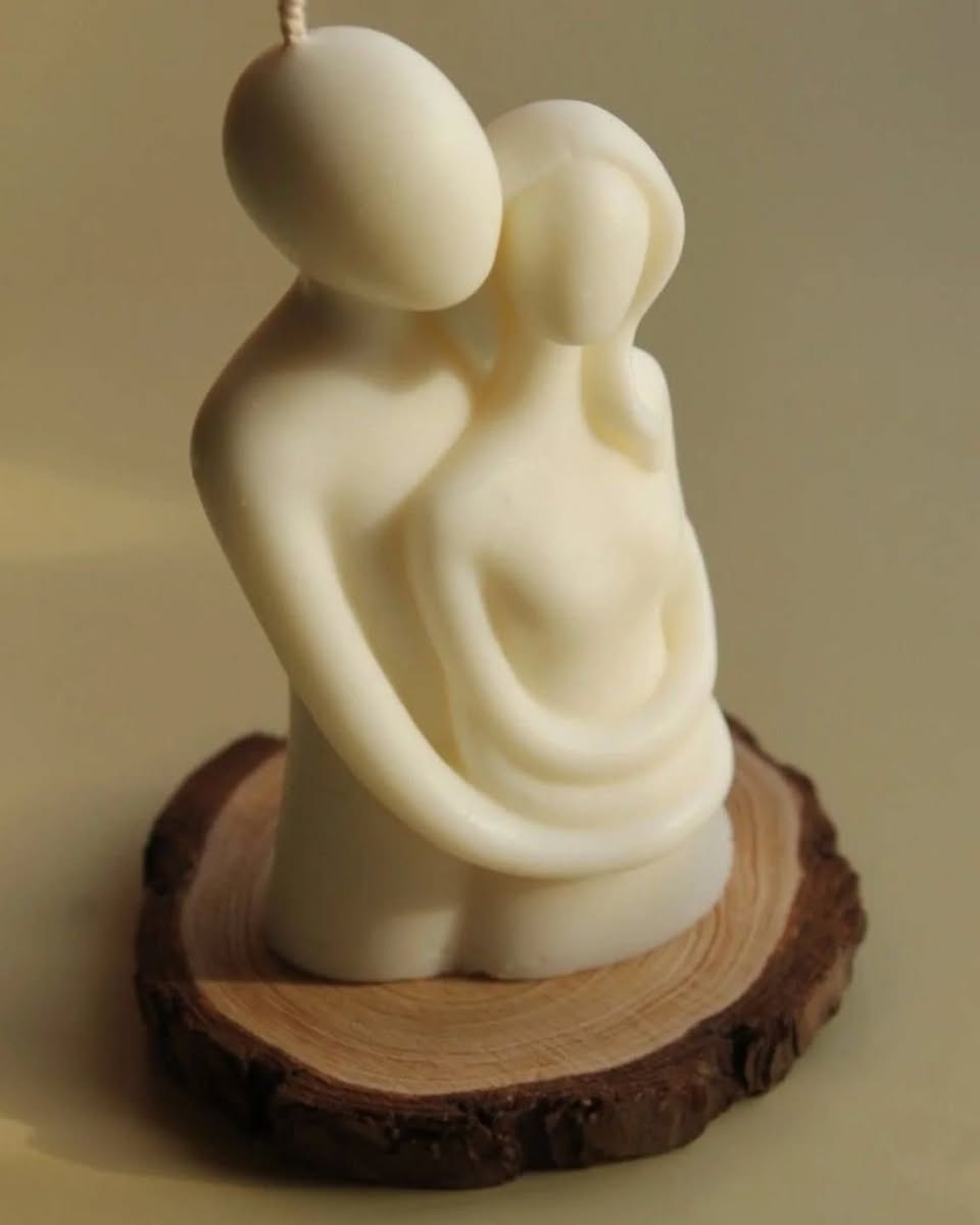 لحظة حب تدوم.. 
لأن التفاصيل هي اللي بتصنع الفرق، صممنا لكم قطعة فنية تجسد الدفء والاحتواء. شمعة "العناق" ليست مجرد قطعة ديكور، بل هي رمز للمودة في زوايا منزلكم.
• اللون: أبيض نقي يعكس الصفاء.
• التصميم: عصري وبسيط (Minimalist).
• مثالية لهدايا الزواج، أعياد الميلاد، أو لإضافة لمسة فنية لغرفتكم.


**إذا كنت صاحب هذا الإعلان وتريد حذفه لأي سبب، رجاءا أرسل رسالة إلى الدعم الفني**