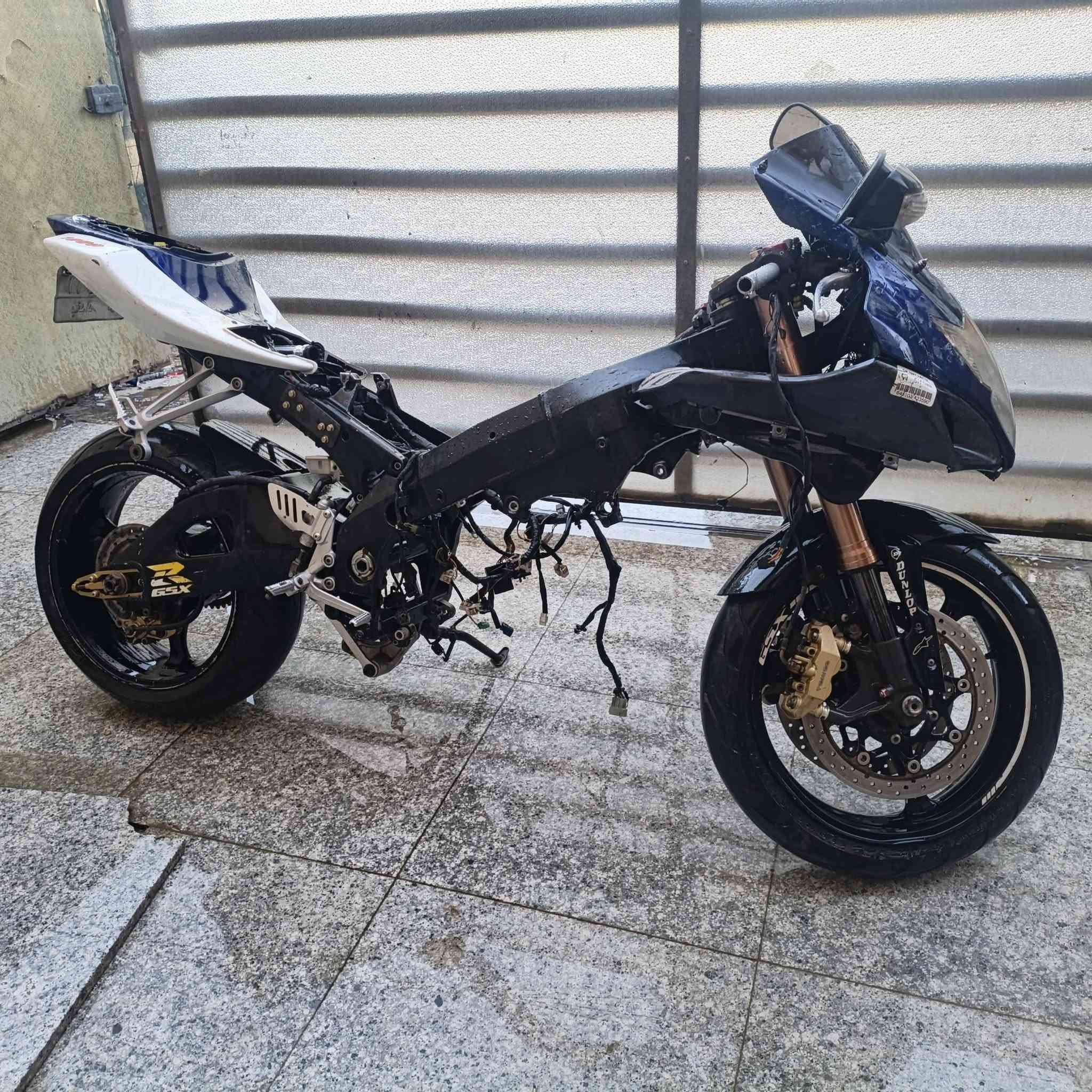 السلام عليكم للبيع  SUZUKl GSX R موديل 2006 مرقم بغداد تحويل ثاني يوم مشروع وطني مكينتهه كايمه كل تفرعاتهه حته كهربائيات تانكي كله موجود انطيك دراجه كامله بس مفصخه  
عقل ضفيره كهربائيات كله شغال ميه بل ميه شباب الدراجه مرقمه 
اول مفتحو الترقيم يعني لامرمز ولاشي بلاد وتحويل ثاني يوم بأسمك موتجيني ودكلي تفاصيلهه هاي تفاصيل كلهه كدامكم السعر 18 كامل معه الرقم مكاني بغداد بلدوره حي اسيا وهاذه رقمي ***********
