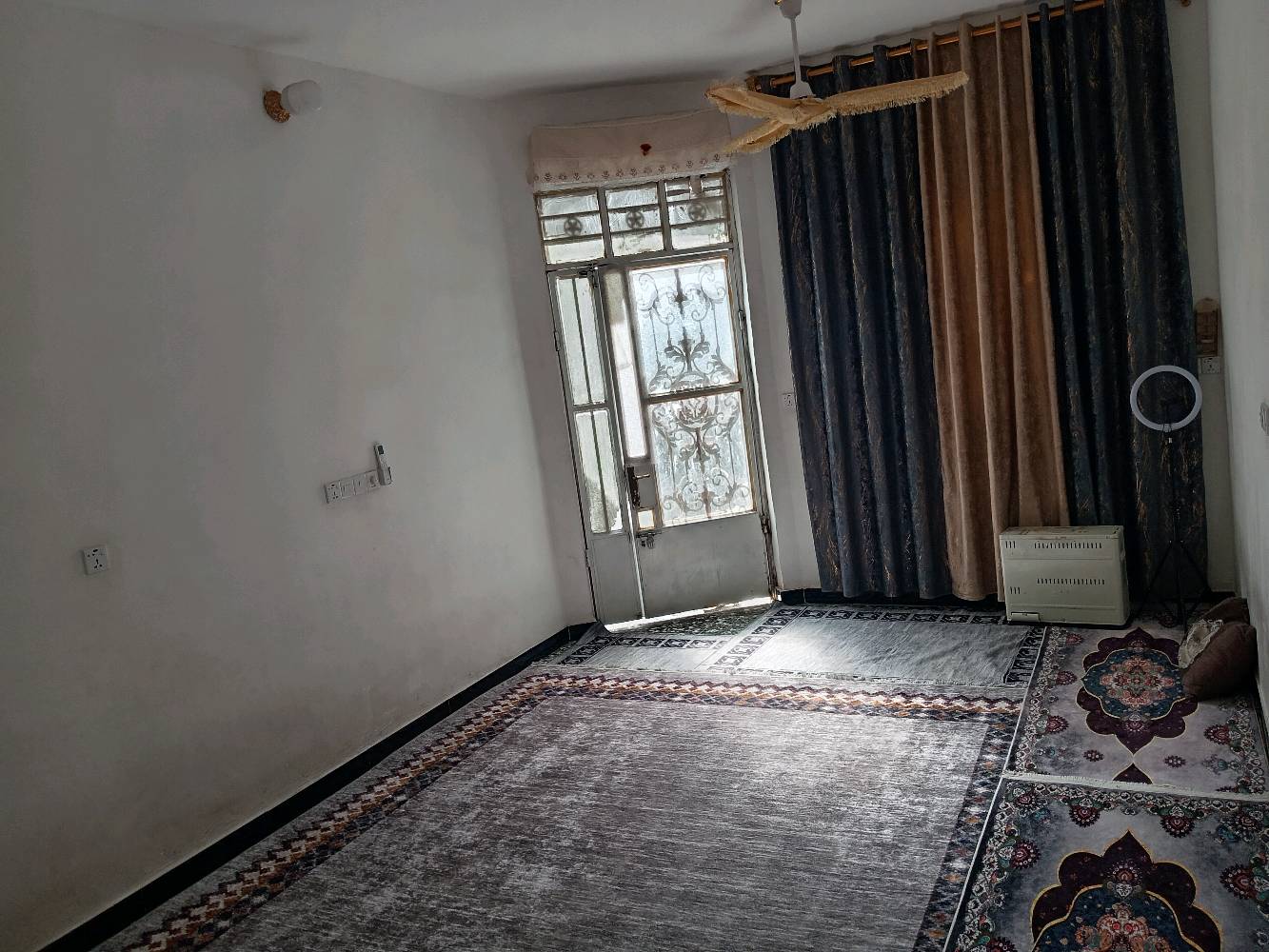 سلام عليكم بيت طابق ونص مساحته 160متر موقعه حيطارق الوصط بين القديم ولوصط بنص قرب سنتر حيطارق بيت يحتوي ٣غرف وصاله جبيره ومطبغ ومنورين واستقبال وحمام وصحيات تاخلي وخارجي وتواليت ولكراج البيت بناه جديده حديث طابوك جمهوري لبيت رفت مجاري  تبليط لفرع ورصيف ومقرنص مي خطين لبيت صاير عله شارعين تبليط الوصط والقديم ***********