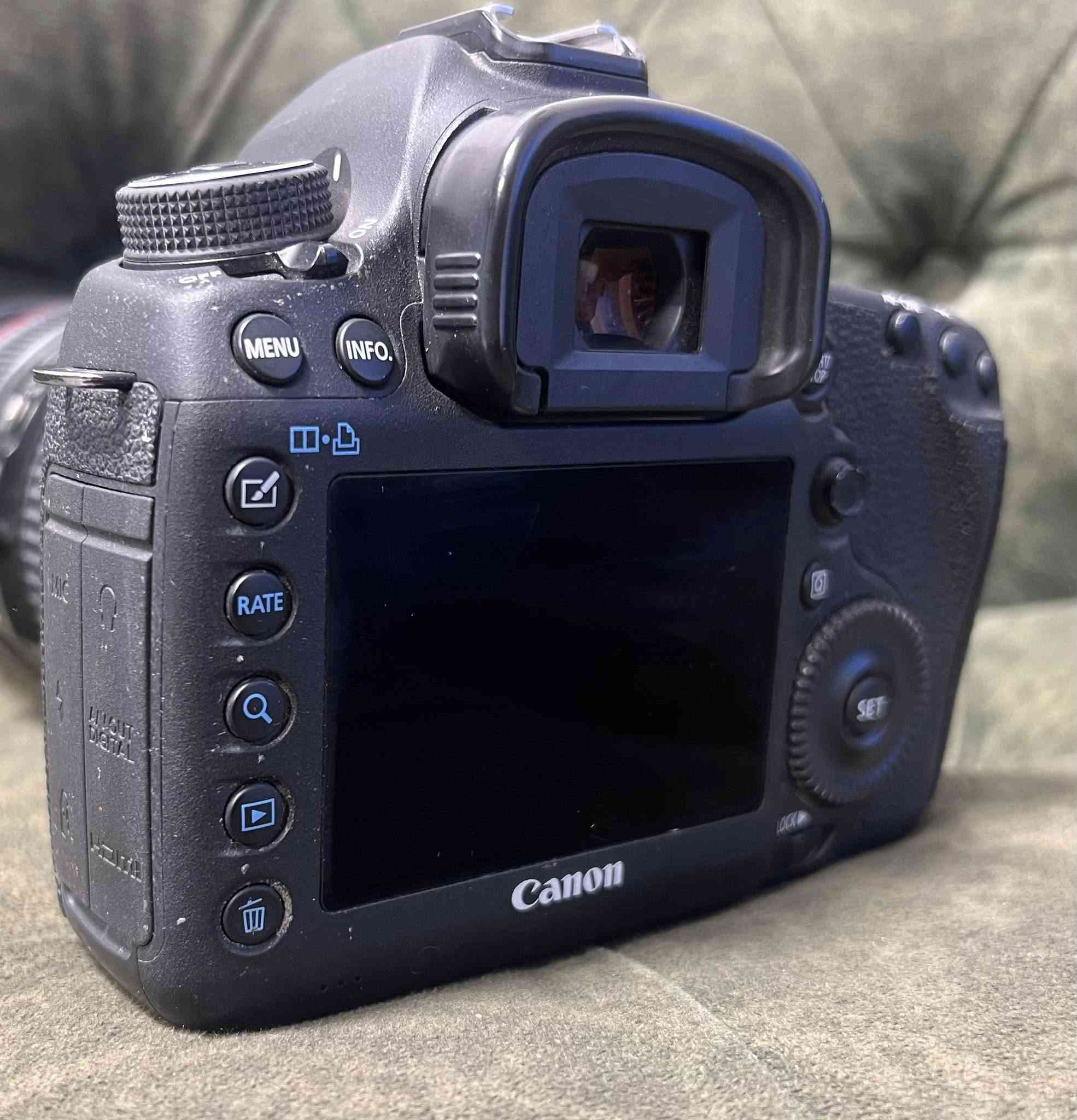 كانون 5d mark3 اخت الجديده مع كامل ملحقاتها الاصليه شتر قليل سعرها خاص او اتصل ***********
