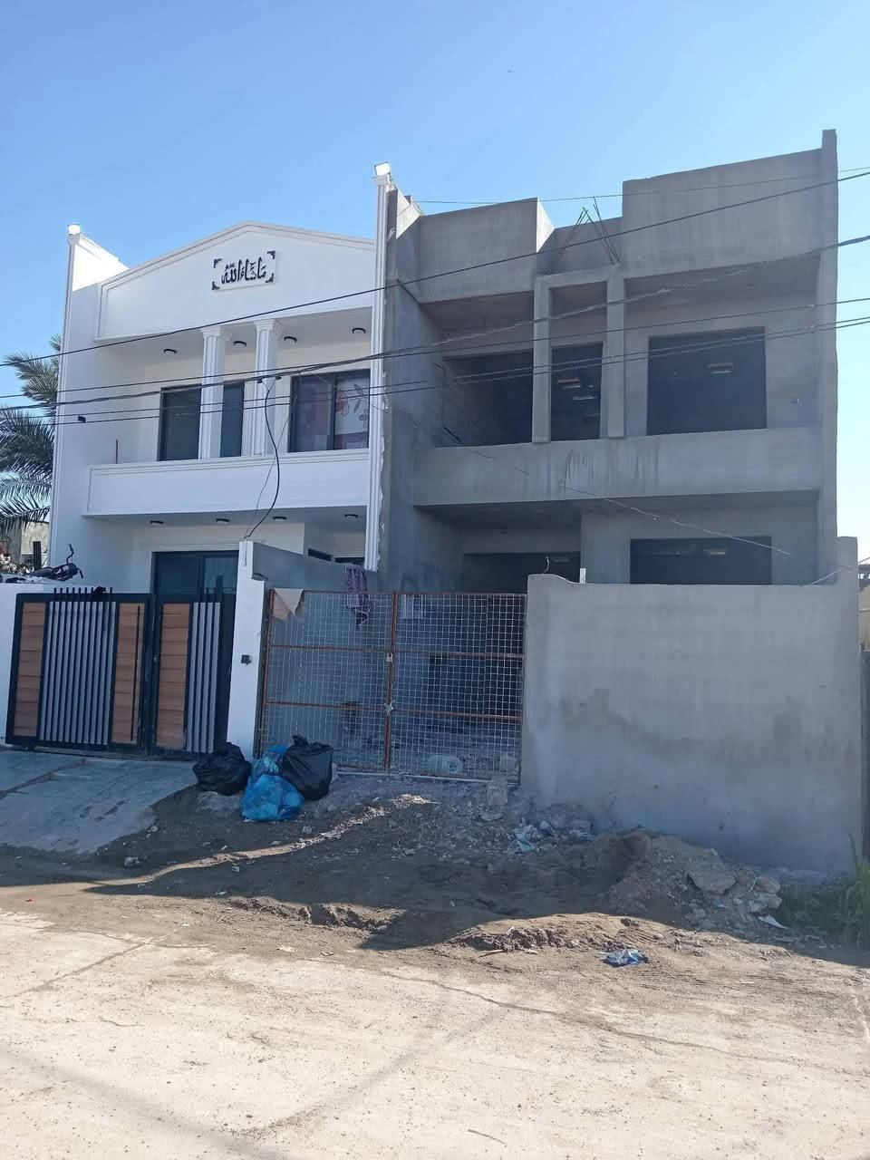 سلام عليكم هيكل للبيع 120 متر طابقين او بيتونه مربع حي بدر فرع خدمات ابو كرار كامل خدمات مي كهرباء تبليط 
الطابق الاول يحتوي على استقبال مع مطبخ مع مجمع صحيات او هول
الطابق الثاني اتلث غرف نوم مع مجمع صحيات 
الهيكل لبخ كامل مجاري بواري الطابقين كملانات مع دكت للطابقين مع لاش مع كهربائيات للاستفسار اكثر اتصل على الرقم التالي 
***********
