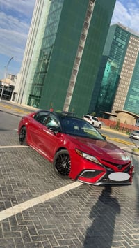 للبيع كامري 2023 Xse امريكي فول الفول 1/1 Vip السياره ضررها جداً بسيط ...