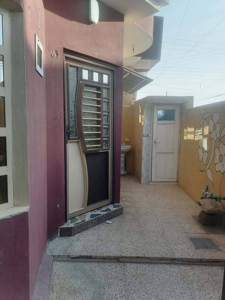 السلام عليكم بيت الايجار مساحه 125متر مربع يتكون من غرفتين نوم استغبال او هوء او  صحيات او مطبخ حس الانتصار خلف المستوصف التفاصيل مراسلت الصفحه الخاص مفتوح بدل الإيجار 250الف ***********
