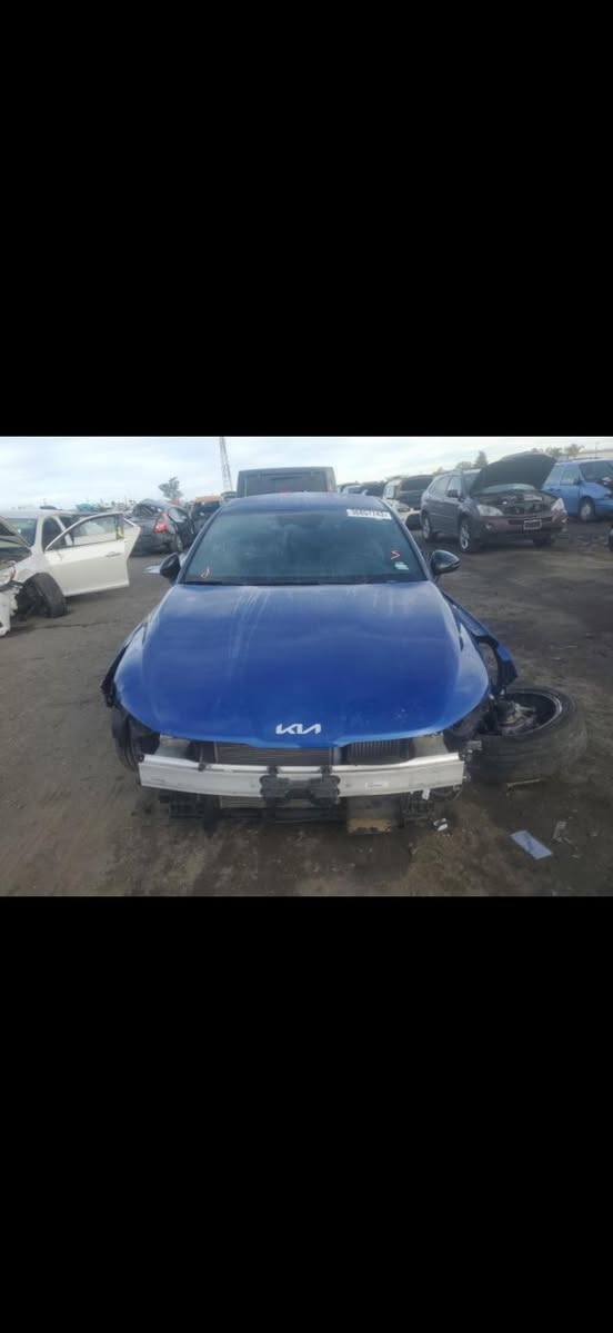 السلام عليكم
كيا k5 جيتي لاين بدون بانوراما
بيع او مراوس 
سياره باسمي
موديل ٢٠٢٢
ماشيه ٦١ ميل
وارد امريكي بيه بارد بالجاملغ الايسر  وبيه بالبنيد بارد مال حادث مبين ع كد اصبع سياره بدون قطره صبغ وبدون ايرباك وبيه طخه بالجاملغ الخلفي بعدني ممصلحه موضحه بالصور 
موصفات ميحتاج اذكر معروفه الجيتي لاين
مكانه بغداد السيديه 
***********
