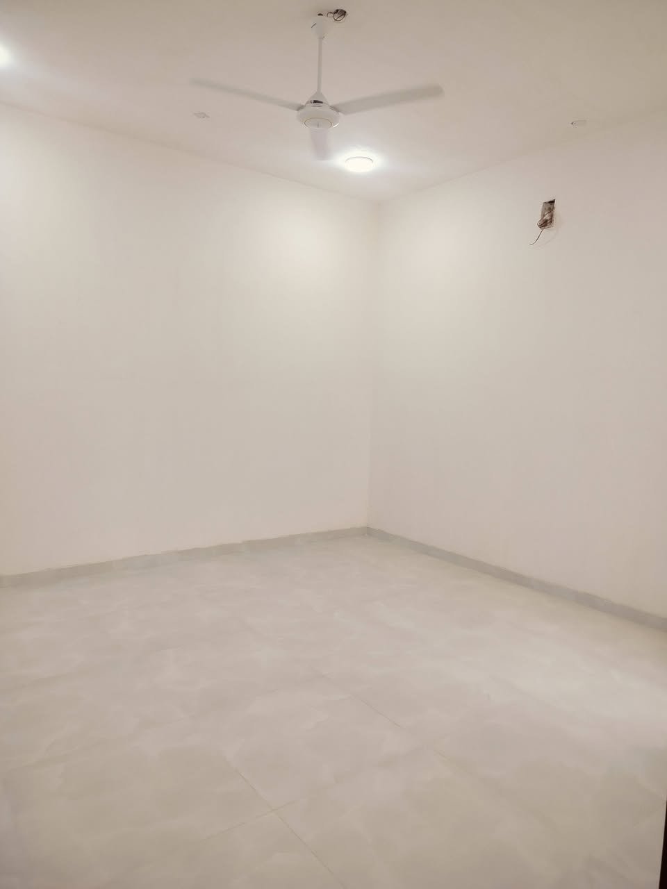 بيت للبيع الشمشوميه 
المساحة 150م الواجهه 7.5م طابقين ونص الواجهه مرمر
بمواصفات ممتازه
البناء حديث درجة اولى 5غرف منام وصاله واستقبال ومطبخ وصحيات كراج للسيارة 
عنوان المكتب 
شارع 14 تموز مقابل مطعم السوري 
***********
