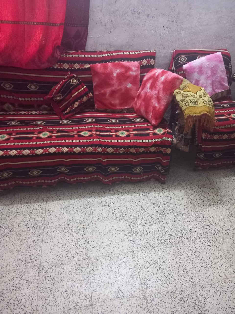 السلام عليكم 
أثاث واجهزه منزليه للبيع 
مكيف أخو جديد ٢٢٥
معرض تلفزيون ٩٠
تخم عدد ١٥٠واحد
غرفه اخشاب ٤ابواب٥٠٠
رقم هاتف ***********
