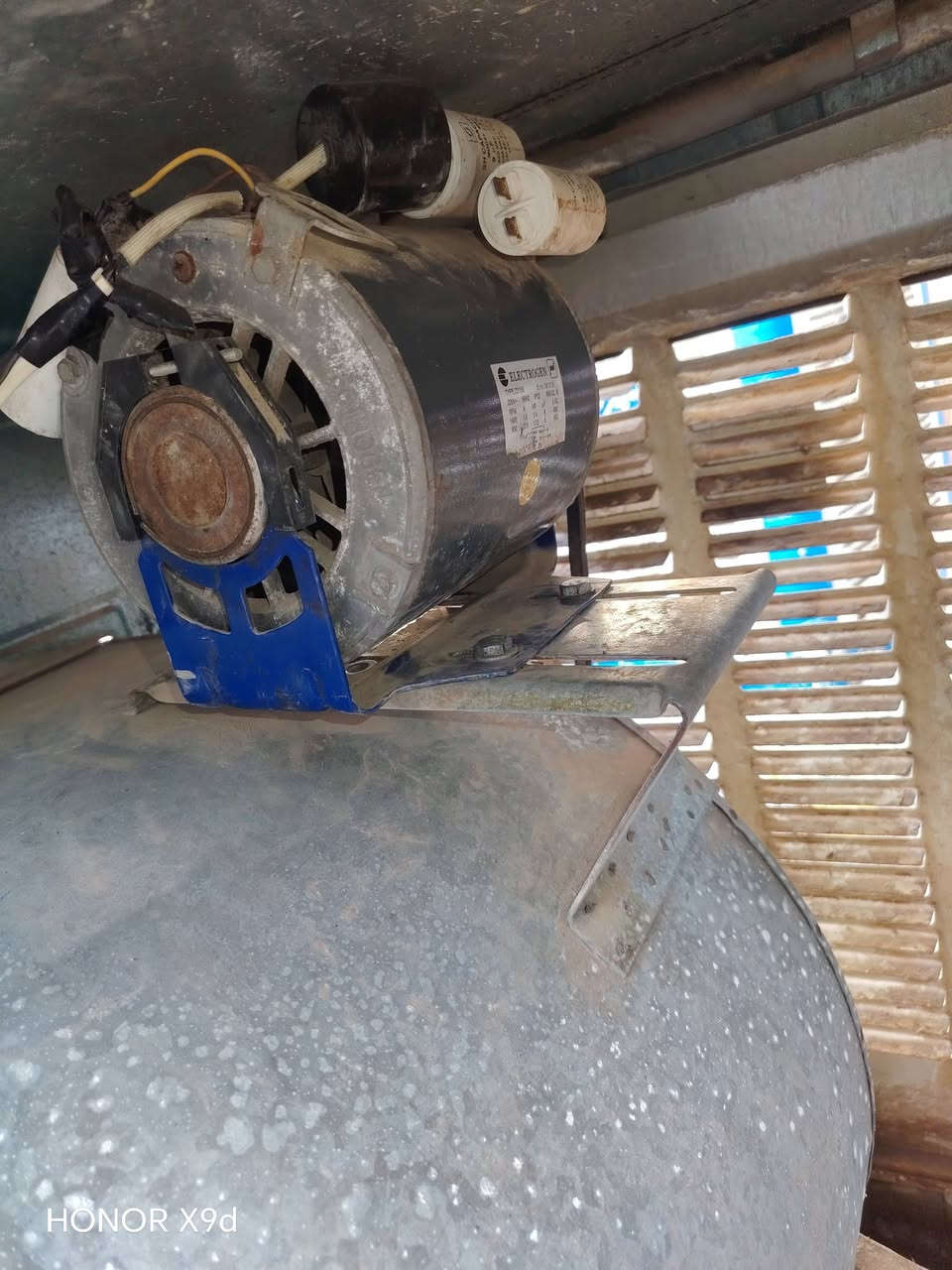 مبرده ٢ ونص (اونيور) شرط الشغل سرعه وحده نضيفه حيل السعر 75 وبيها مجال *********** مكاني كركوك حي الحجاج
