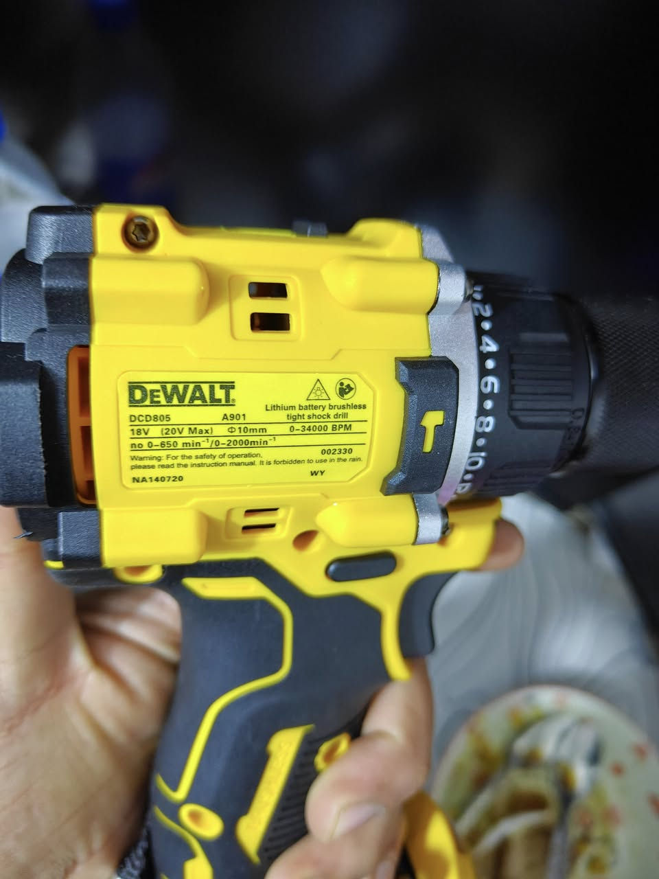 دريلات ديولت اوربي مو صيني ولا مكسيكي ولا امريكي اوربي بيه بار كود للتاكيد 
بطاريات ديولت 3 مع شاحنه 
ضمان انطيك بيهن 
مكاني كراده توصيل متوفر 
دريل على 150الف الواحد وبيه مجال بسيط 
البطاريات والشاحنه 100الف 
***********
