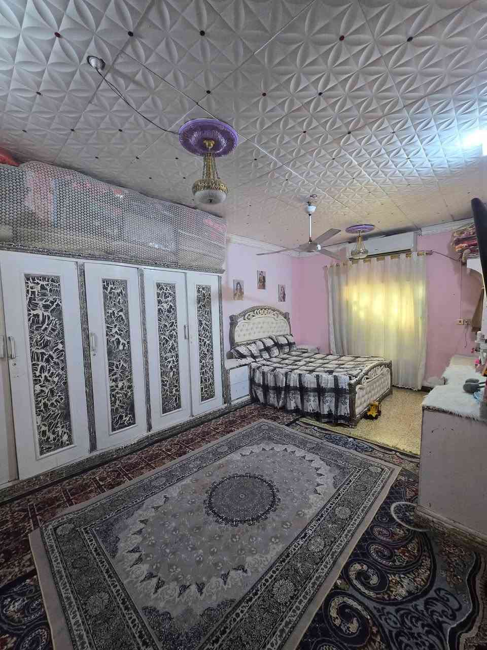 🏠 بيت للبيع – الديوانية / التقية الثالثة – خلف  الفوج التكتيكيي مقابل حسينيه باب الحوائج
📐 المساحة: 160متر
🏗️ نوع السند: طابو زراعي سند 25 (بيه معاملة تطويب)
🏗️ نوع البناء: طابق واحد + بيتونة كبيرة في الطابق الثاني – ، عقاده مسلح

🔹 تفاصيل البيت:
غرفه نوم:  الأولى بمساحة  - الثانية بمساحة - صالة رئيسية بمساحة  - استقبال واسع بمساحة  - مطبخ بمساحة 4×4 - ممرات عدد (3) - مجاميع صحية (داخلية وخارجية) - طارمة كبيرة

في الطابق الثاني: بيتونة كبيرة + سطح بمساحة 160 متر
💡 الخدمات: المنطقة مخدومة بالكامل
 وقريبة من الشارع العام
وأجـهـته  ونـزأأل 

للاتصال ***********
