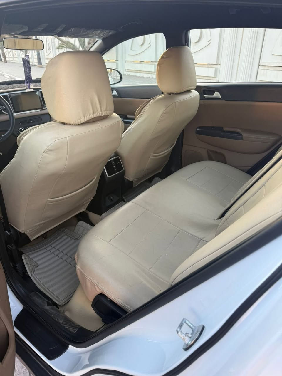 السلام عليكم 
كيا سبورتج 2020 رقم بصره تحويل
سنويه وهزه ورقام جدد (بسمي) 
خليجي. جايه كفاله بلعراق بيها صبغ بنيد فقط بدون يرباك ماشيه 60 كيلو
محرك 2000 دوش. شاشه كامره حساس تحكم ستيرن يدات كروم اشاير بلمري. دوشمة. جاهزه السياره 
مكاني بصره
شراي يخابر

***********
