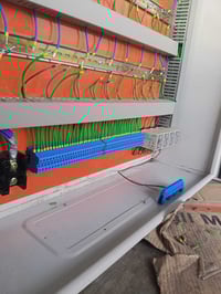 من ورشة ويف WAVE الهندسية كابينة خطوط اشتراكات المولدة يحتوي على فان ت...