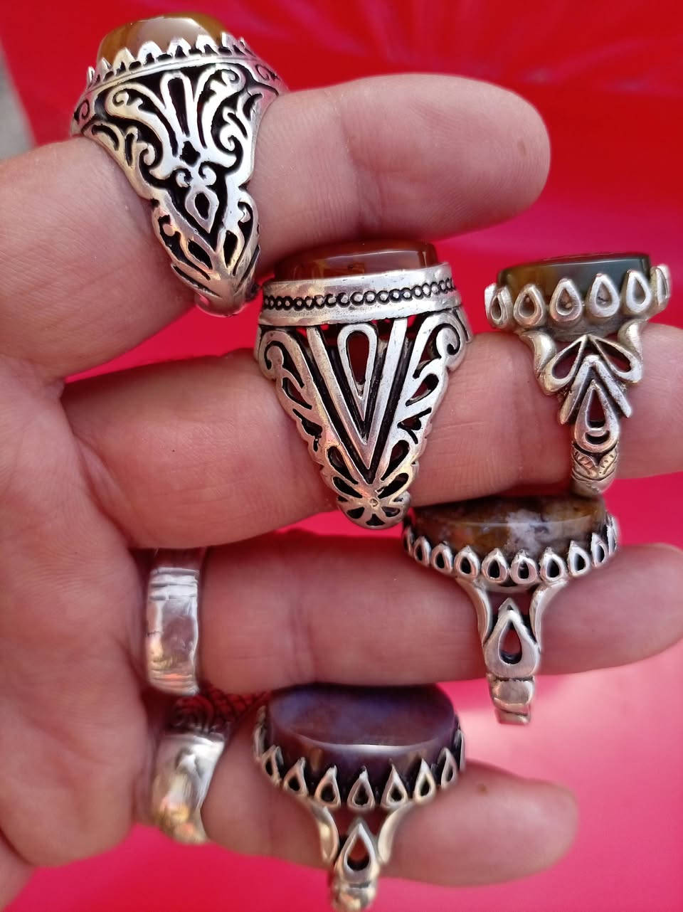 السلام عليكم 5 خواتم فضه للبيع الخاتم ب30 الاف ابيعهن شلع ب150 الاف قفل اي استفسار انتصل ***********
