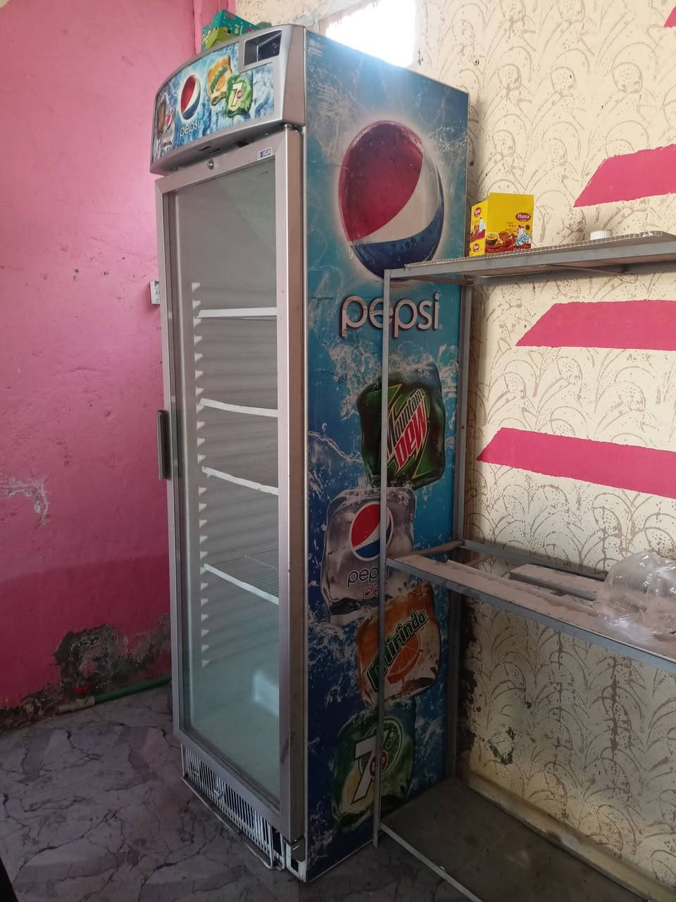 السلام عليكم
يوجد عارضة عدد 2 
رفوف عدد اثنين 
واحد طول 4 م وارتفاع متر ونص 
والاخر طول 3 م وارتفاع متر ونص 
متواجد عل رقم فقط ***********
