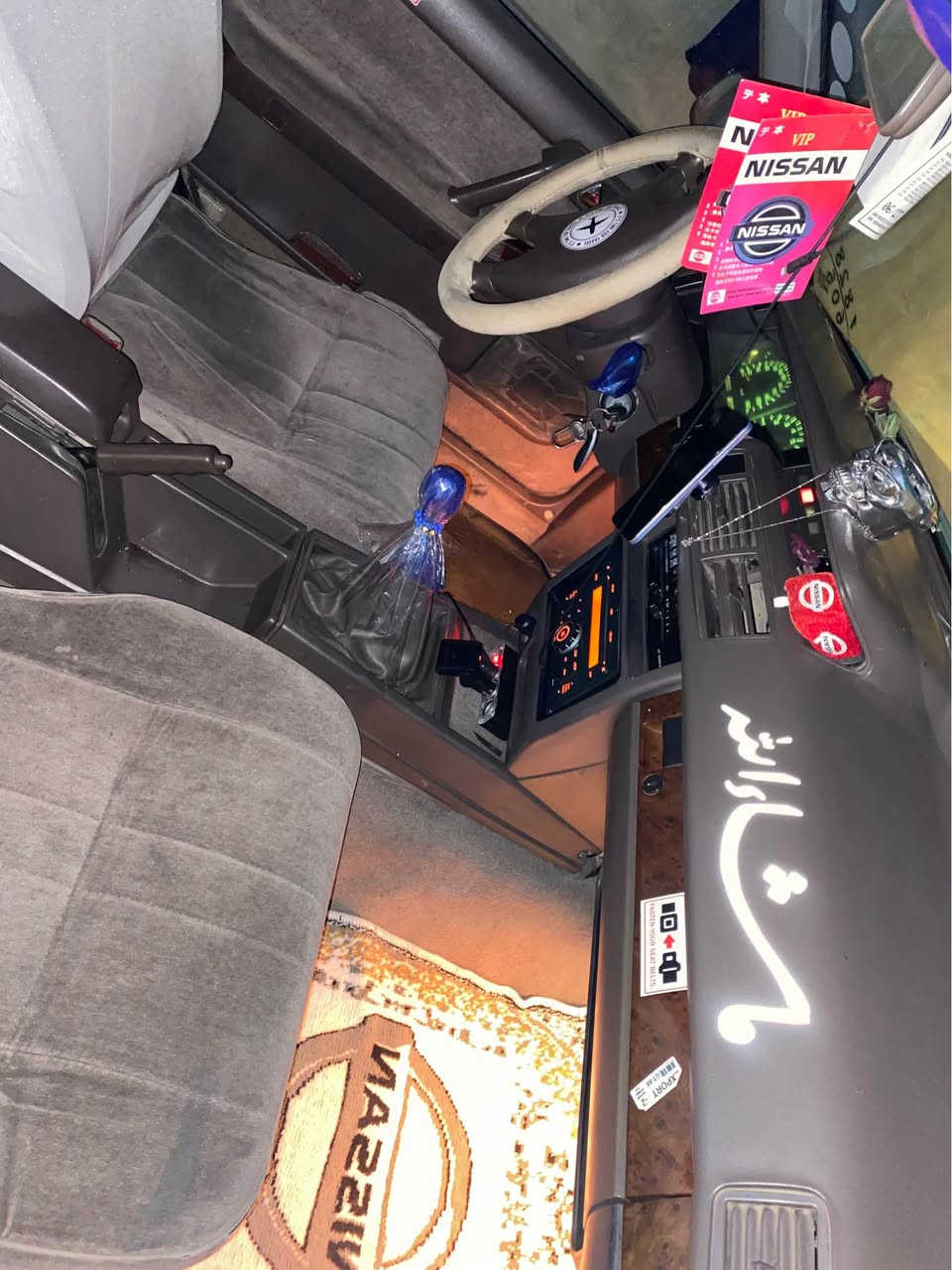 نیسان سدریک ٢٠٠١
رەقەم سلیمانی 
تەبریت لەسەر سویج 
گیرومەکینە بەشەرت 
دوو پارجە لیدراوی هەیە 
بەشەرتی تەحویل 
خایساتی تی نیە 
نمونە لە جوانی
سعر٤٤ مەجال
*********** كركوك, العراق
