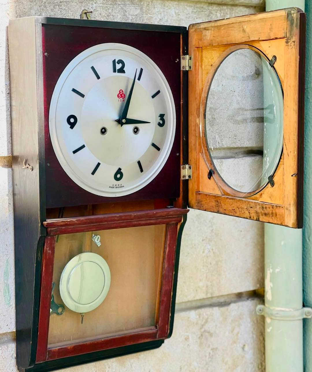 ساعات جدارية قديمة نظافة ٩٠ ٪؜ على البلاد بدون تصليح شغالات بالتمام كل قطعة سعر
للتواصل*********** واتساب بغداد 
يوجد توصيل بغداد, العراق
