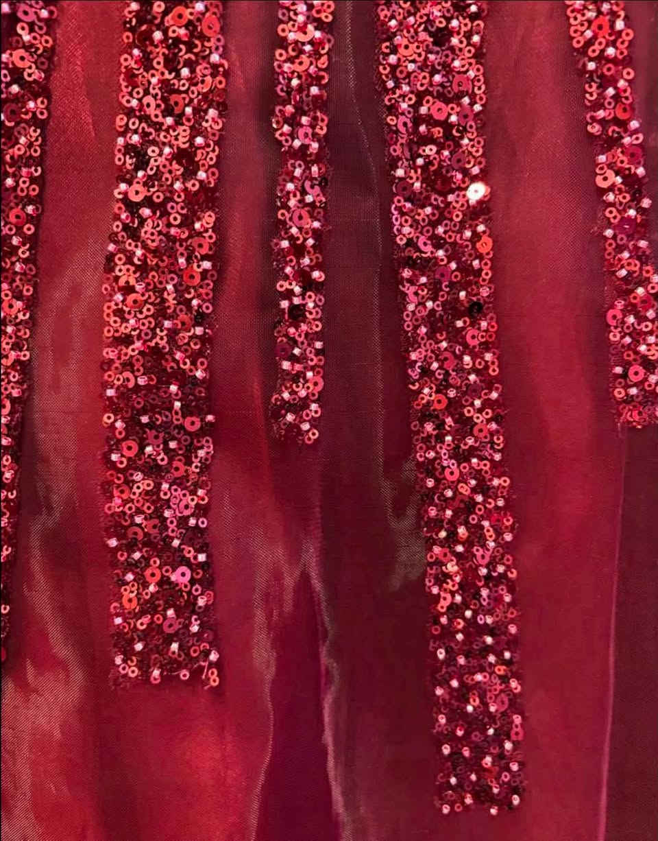 ✨ فستان خطوبة فاخر للبيع  أو للإيجار✨
فستان سهرة راقٍ بلون خمري أنيق، بتصميم ملكي ناعم ، مطرز بالكامل ولمعة فاخرة. يتميز بقصة واسعة أنثوية تمنح إطلالة راقية ومميزة في المناسبات والحفلات. 

✔️ ملبوس مرة واحدة فقط لساعات قليلة
✔️ حالته ممتازة كالجديد
✔️ تم شراؤه من محل dress secret الموجود بالصويفية 
✔️ خامة عالية الجودة وتفاصيل فاخرة
✔️ مناسب للسهرات، الخطوبات والمناسبات الخاصة، بزبط ينلبس لحفلات داخل البيت ، او بالقاعات، ممكن لبس  جيبونه نفاش تحتو حتى ينفش و ممكن لبسه كما هو

فرصة للحصول على فستان فاخر بسعر أقل من سعر الشراء وبحالة جديدة. 💖

للاستفسار أو معرفة المقاس والسعر، الرجاء التعليق

الاردن - عمان


**إذا كنت صاحب هذا الإعلان وتريد حذفه لأي سبب، رجاءا أرسل رسالة إلى الدعم الفني**