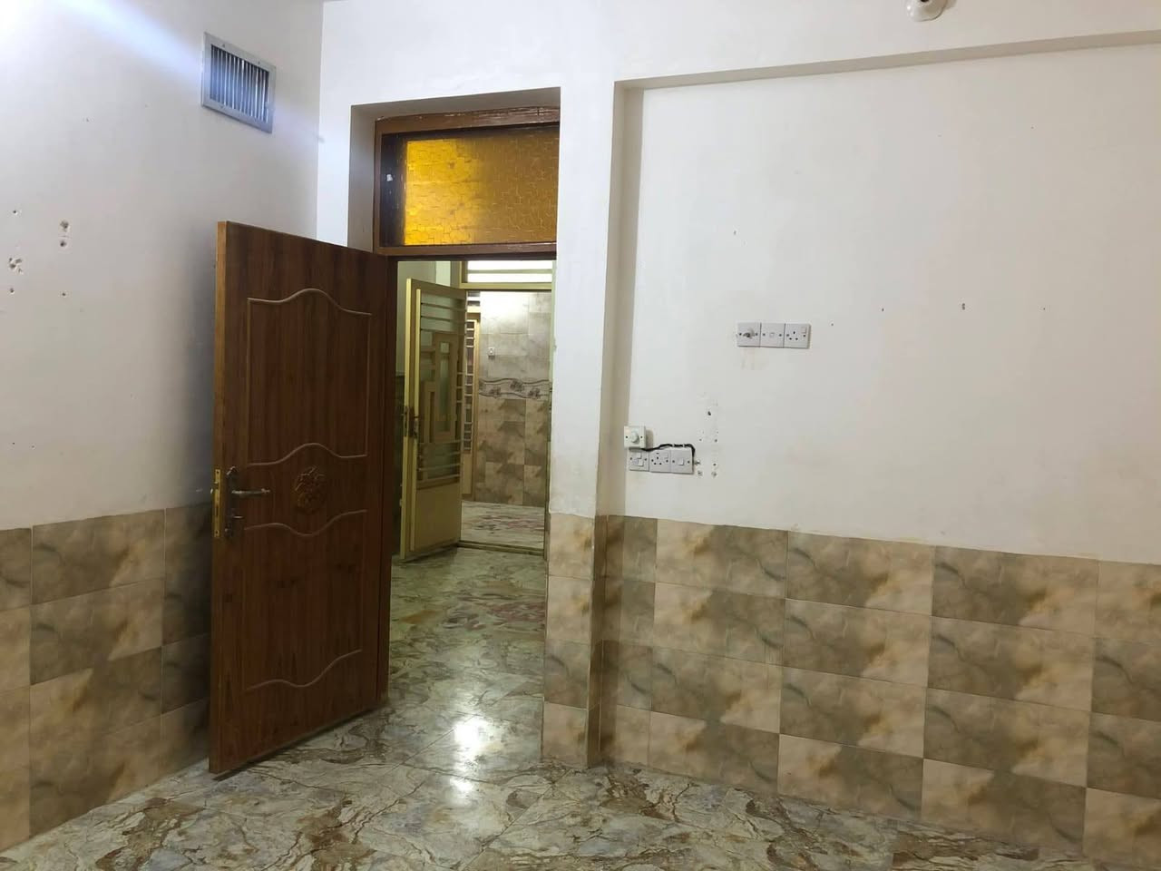 شقه سكنية طابق اول للايجار
بسعر 225 الف تواصل على رقم حي البعث كربلاء 
تصلح ان تكون اقسام داخليه 
الشقه تتكون من : غرفه + صاله+مطبخ+ صحيات 
بناء وجديد ونظيف جدا
ويتوفر فيها خدمات : خط مولد ذهبي + سخان ماء + ماطور ماء وخزان + كاونتر وطباخ + كامرات
تتوفر في المنطقه جميع الخدمات
ملاحظه: نعتذر عن الايجار لغير العوائل الصغيرة
اجور المولد والوطني والماء ليس من ضمن سعر الايجار
العنوان: كربلاء حي للغدير - بدايه ركن حي الغدير ، سايدين ساحتات التارتان ، قرب اساله ماء العتبة  
للستفسار 
‏‪***********‬‏
@إشارة
