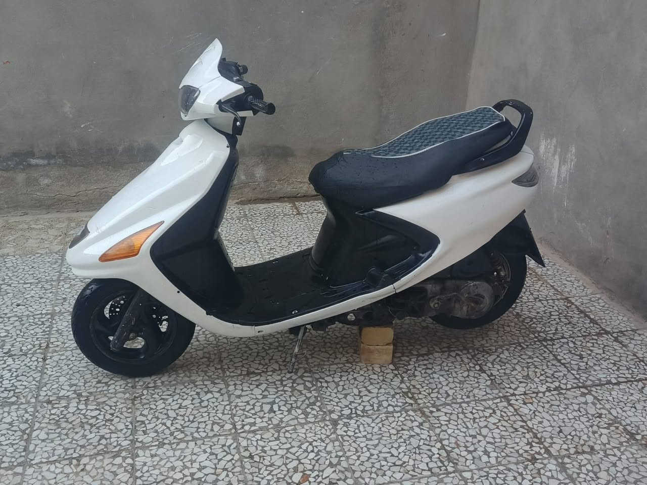 السلام عليكم للبيع دراجه فراشه فحل كريستال مال حاويه محرك ما مفتوح محرك ناعم اخرس ديسك امامي كهربائيه كلها شغاله دراجه حلوه وجديده وجاهزه مال جناي السعر 400 بيها مجال للطيبين مكاني النجف رقم تليفوني***********
