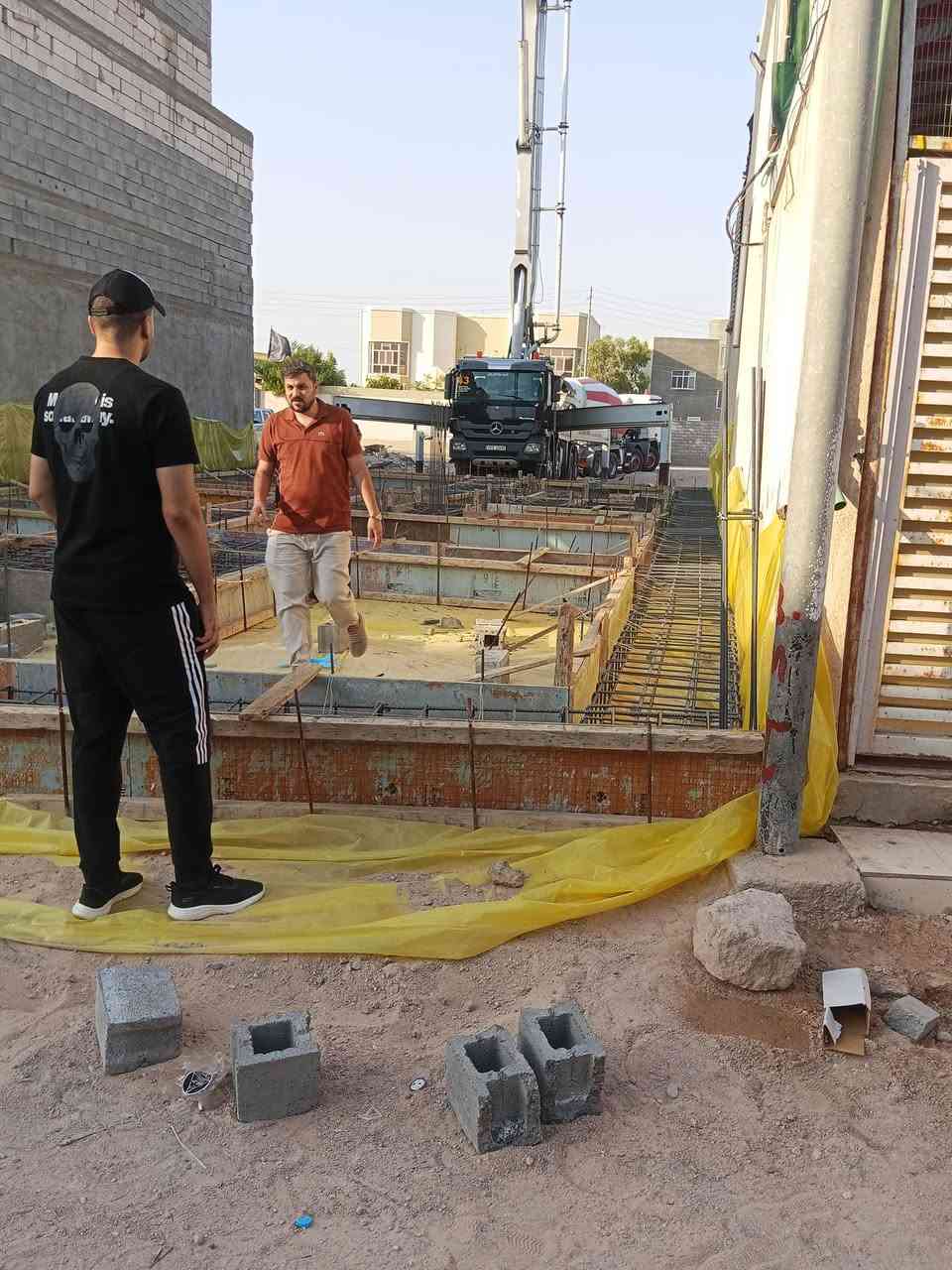 تم بفضل الله تعالى وبركاته صب أساس مساحته 200 متر في الصالحيه والتوفيق للجميع ان شاء الله اخوكم احمد النجار لجميع اعمال النجاره والتسليح والصب ***********
